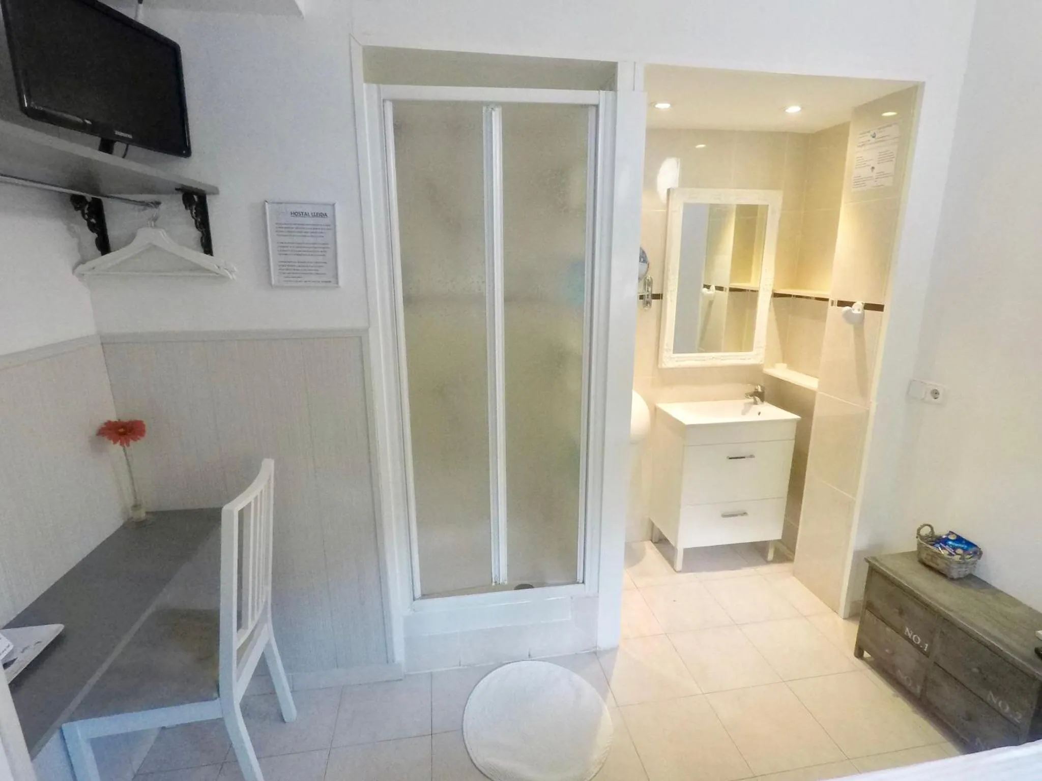 Photo of the whole room in Hostal Lleida