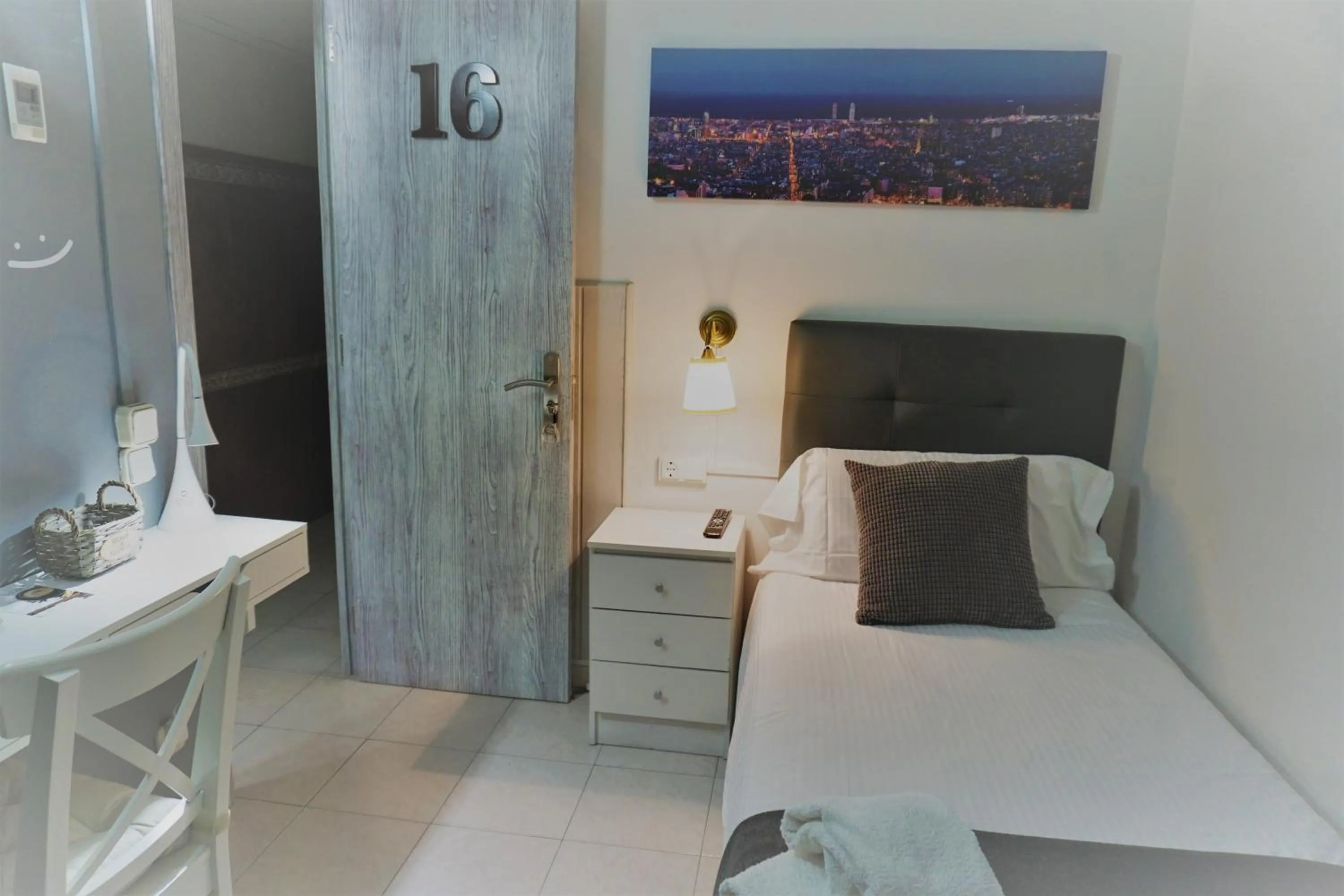 Photo of the whole room, Bed in Hostal Lleida