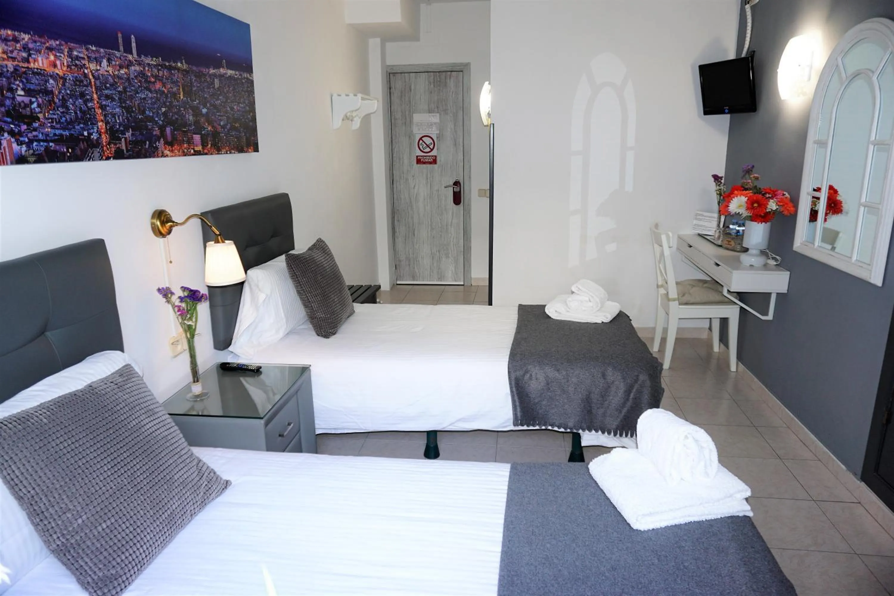 Photo of the whole room, Bed in Hostal Lleida