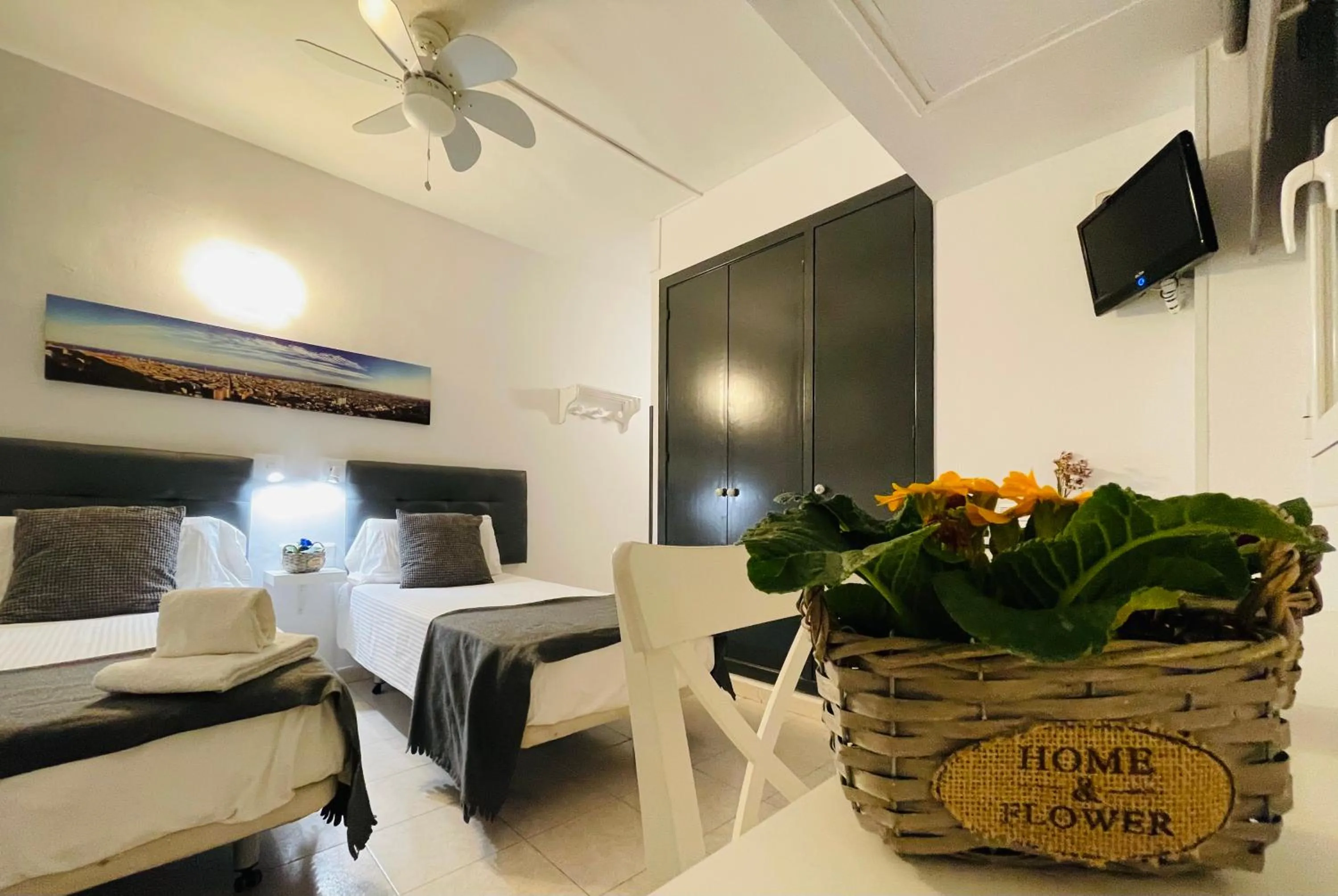 Bed in Hostal Lleida