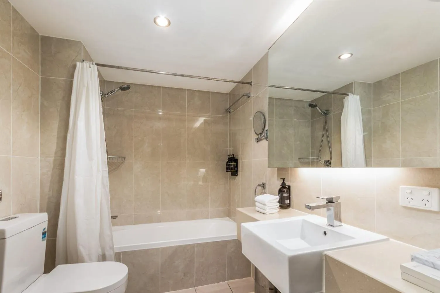 Shower in Hotel Diana Woolloongabba