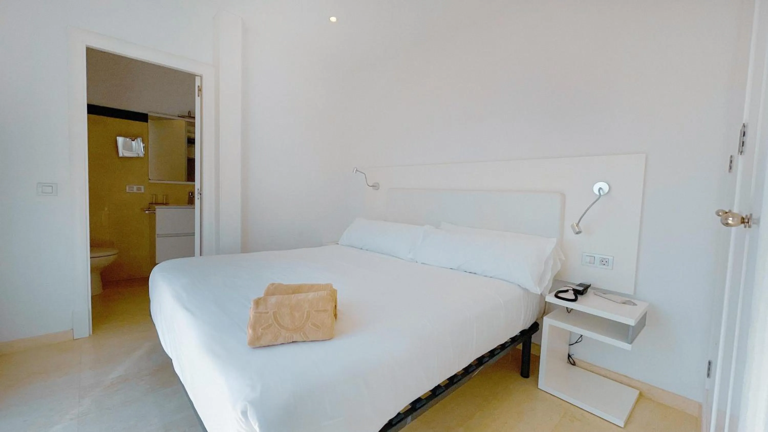 Photo of the whole room, Bed in Lago Resort Menorca - Villas & Bungalows del Lago