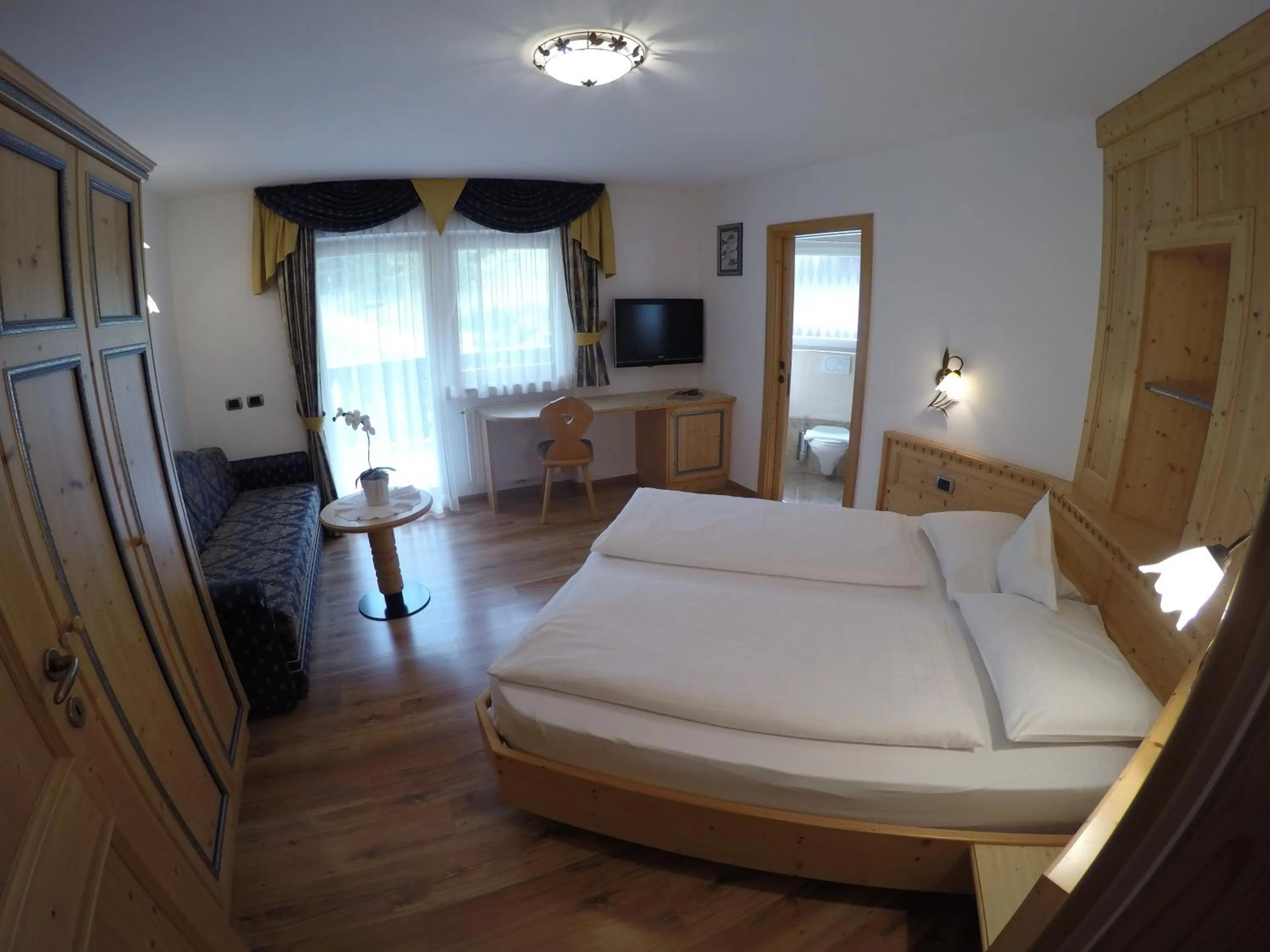 Photo of the whole room, Bed in Garni Hotel and Apartments Wildbach