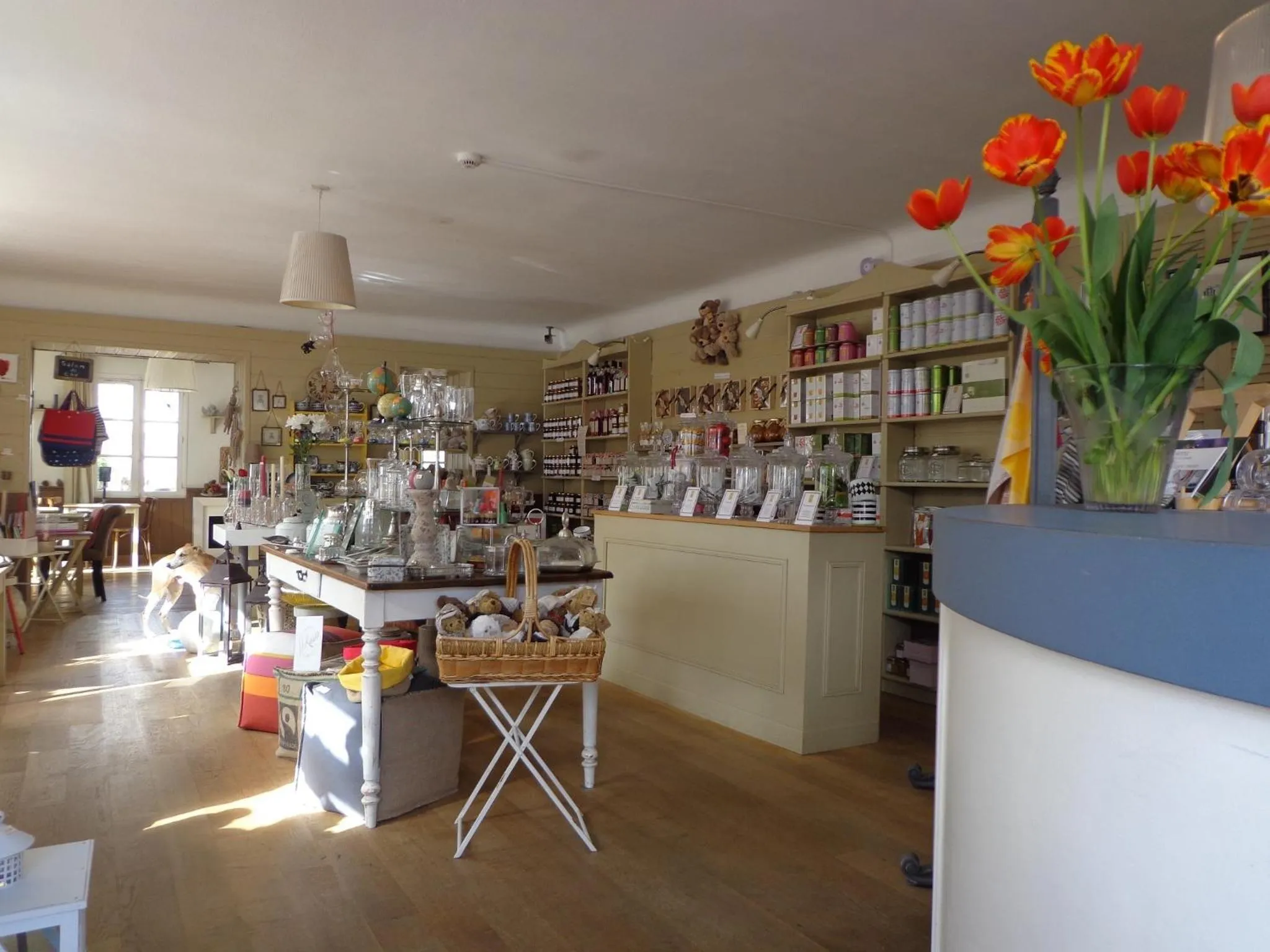 On-site shops in Casa Cosy Le Pouliguen