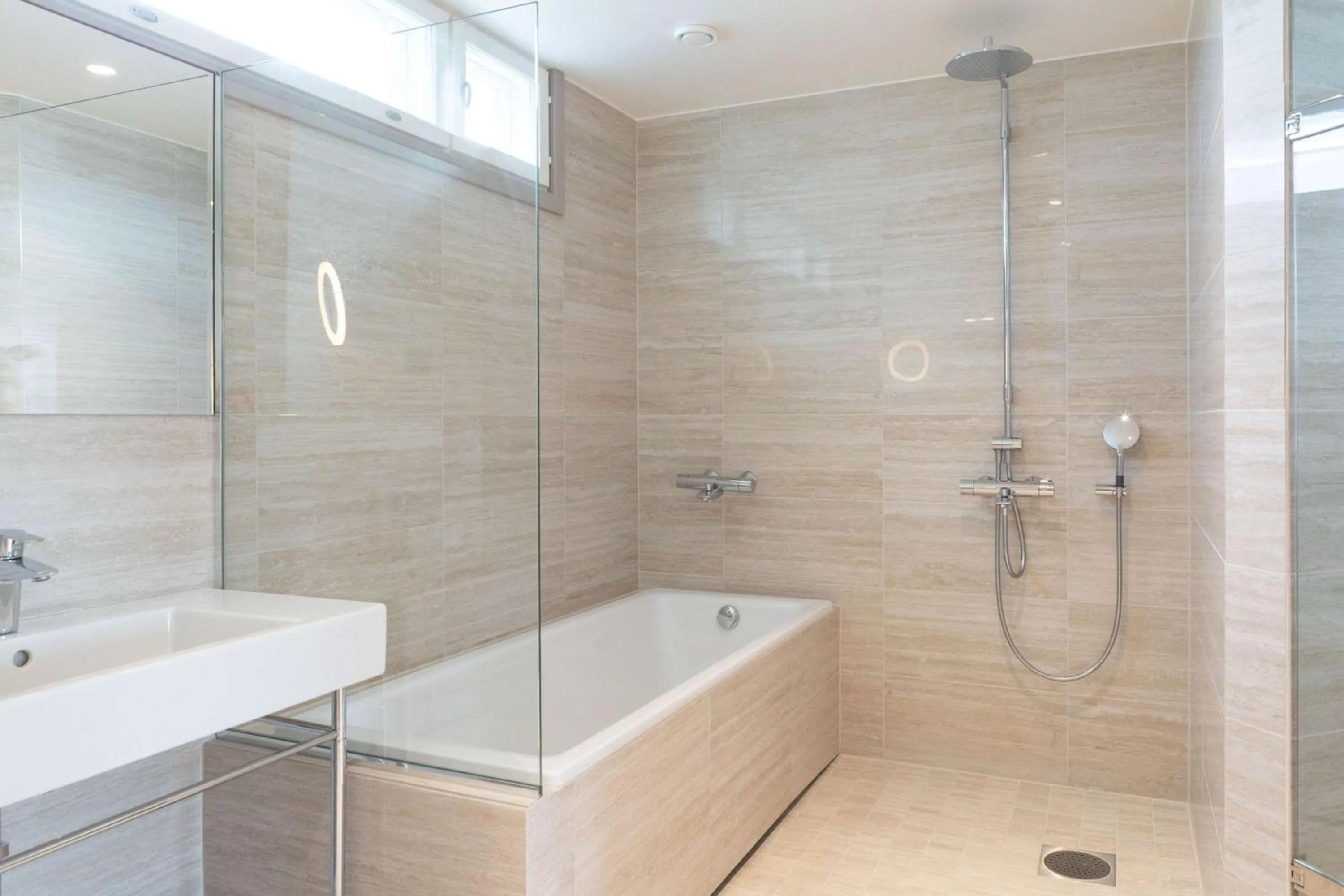 Bathroom in Scandic Helsinki Aviacongress