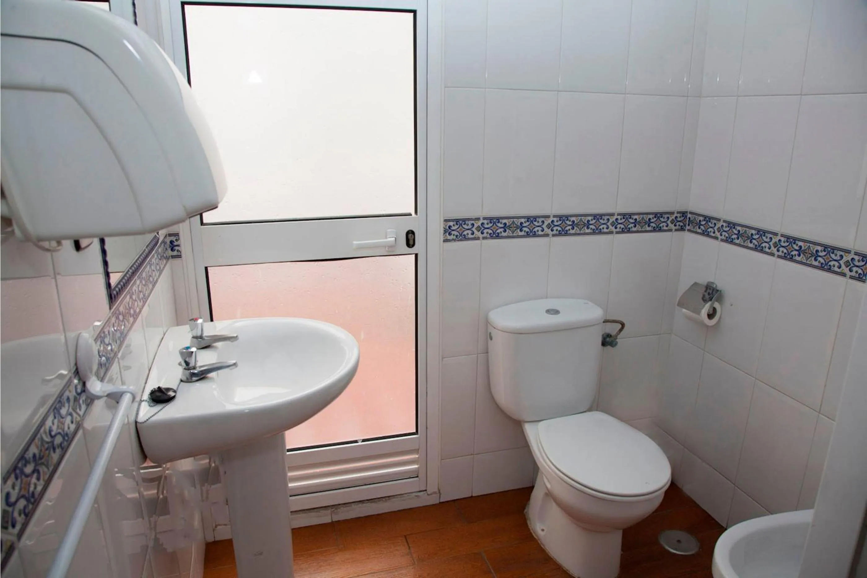 Bathroom in Hostal París