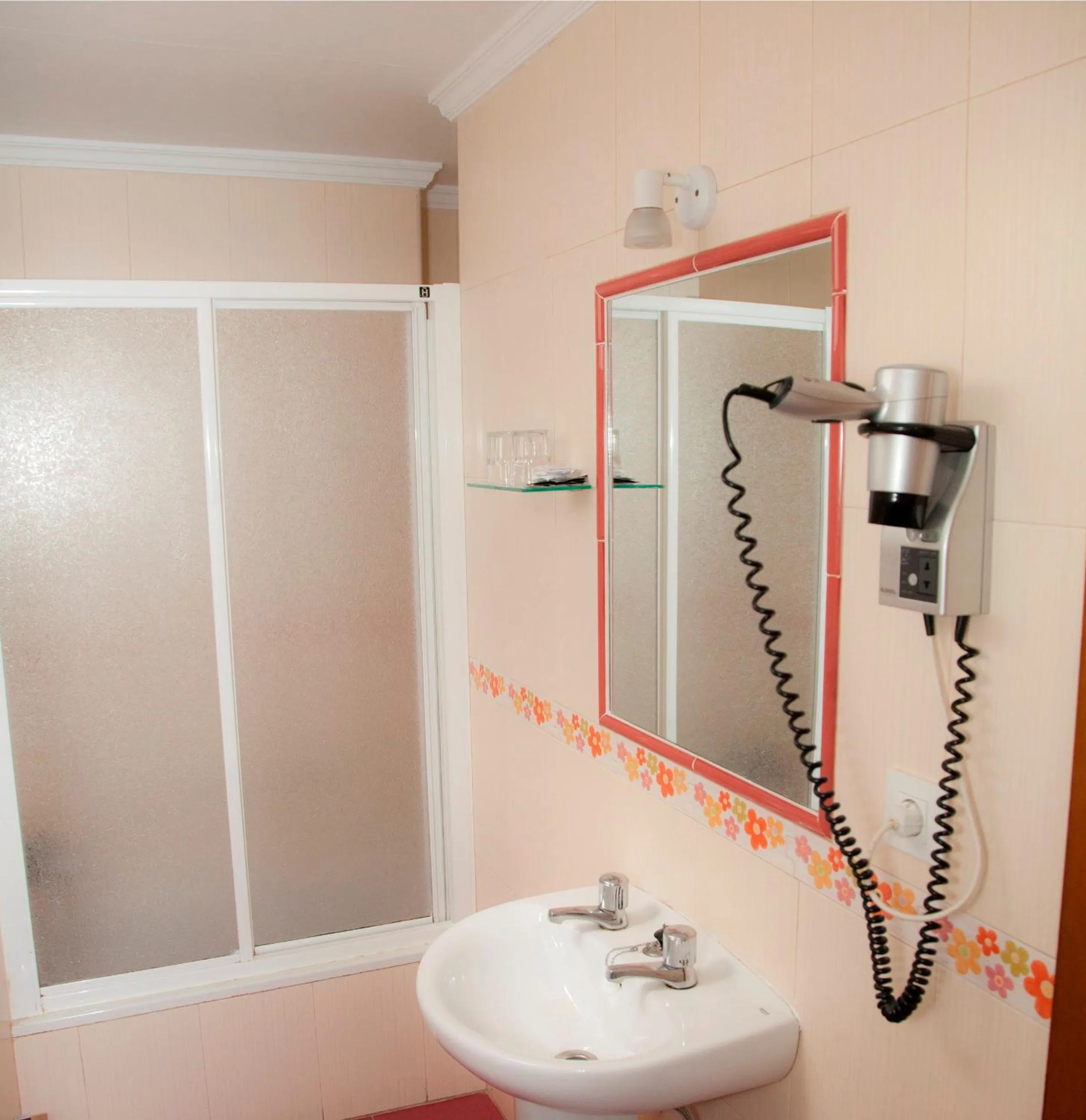 Bathroom in Hostal París