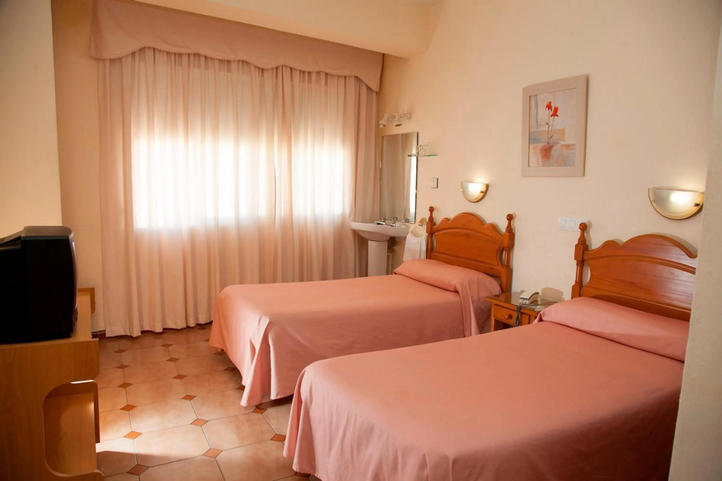 Photo of the whole room, Bed in Hostal París