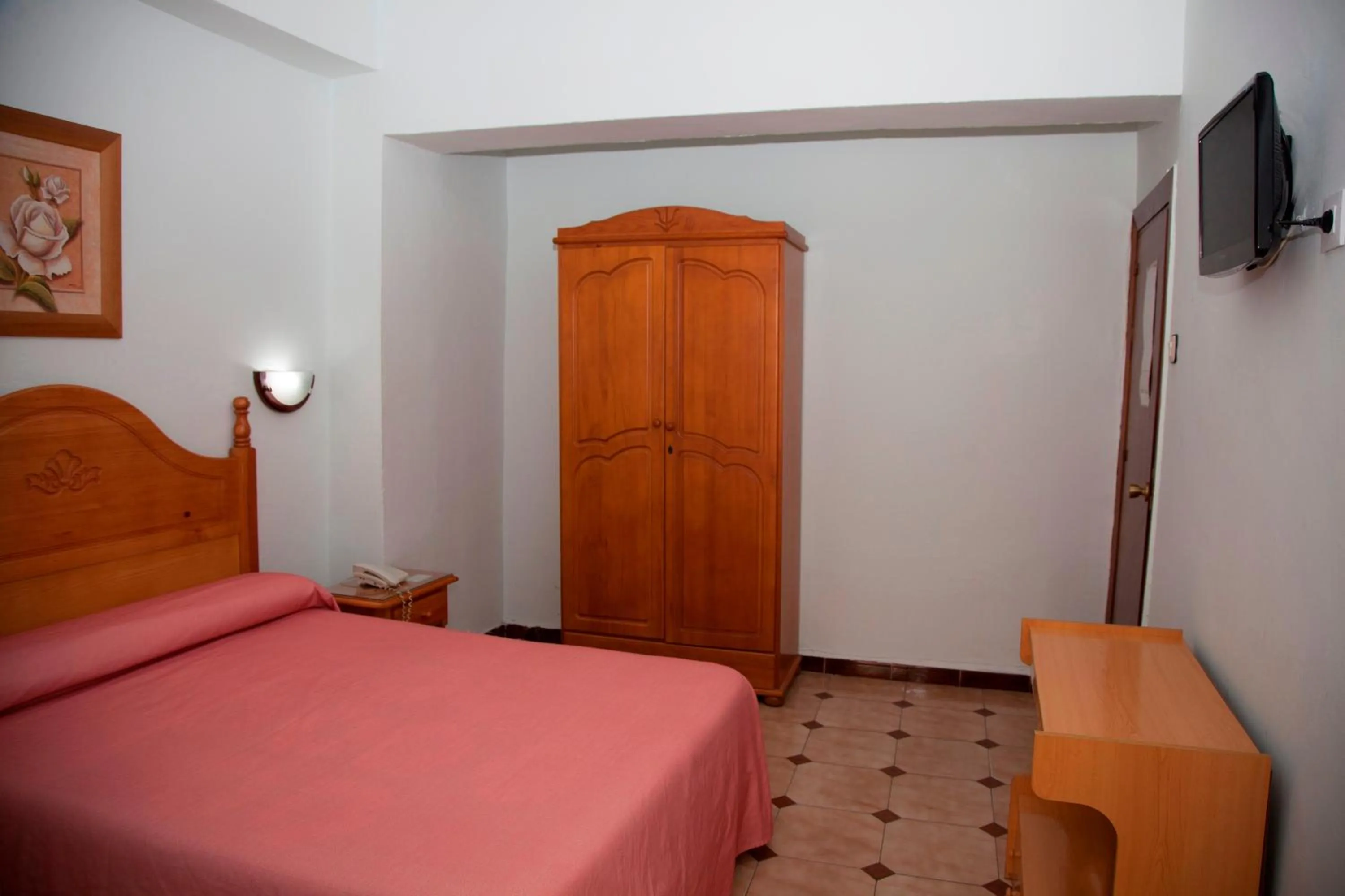 Photo of the whole room, Bed in Hostal París