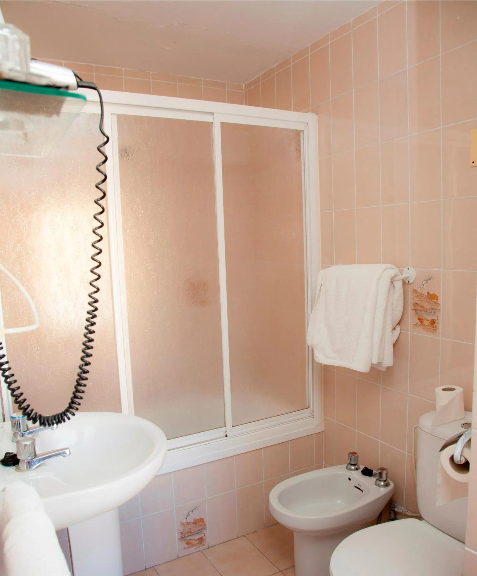 Bathroom in Hostal París