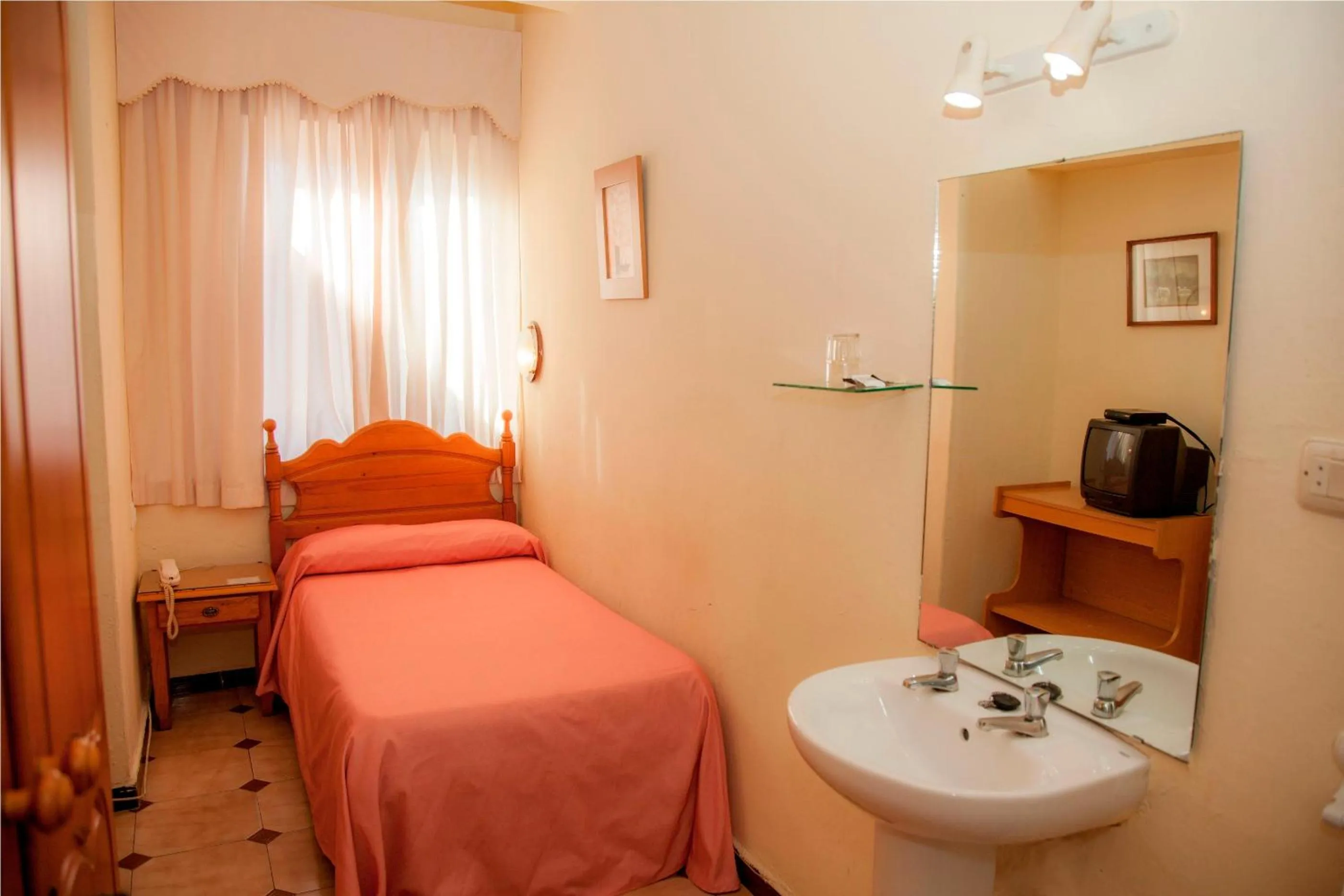 Photo of the whole room, Bed in Hostal París