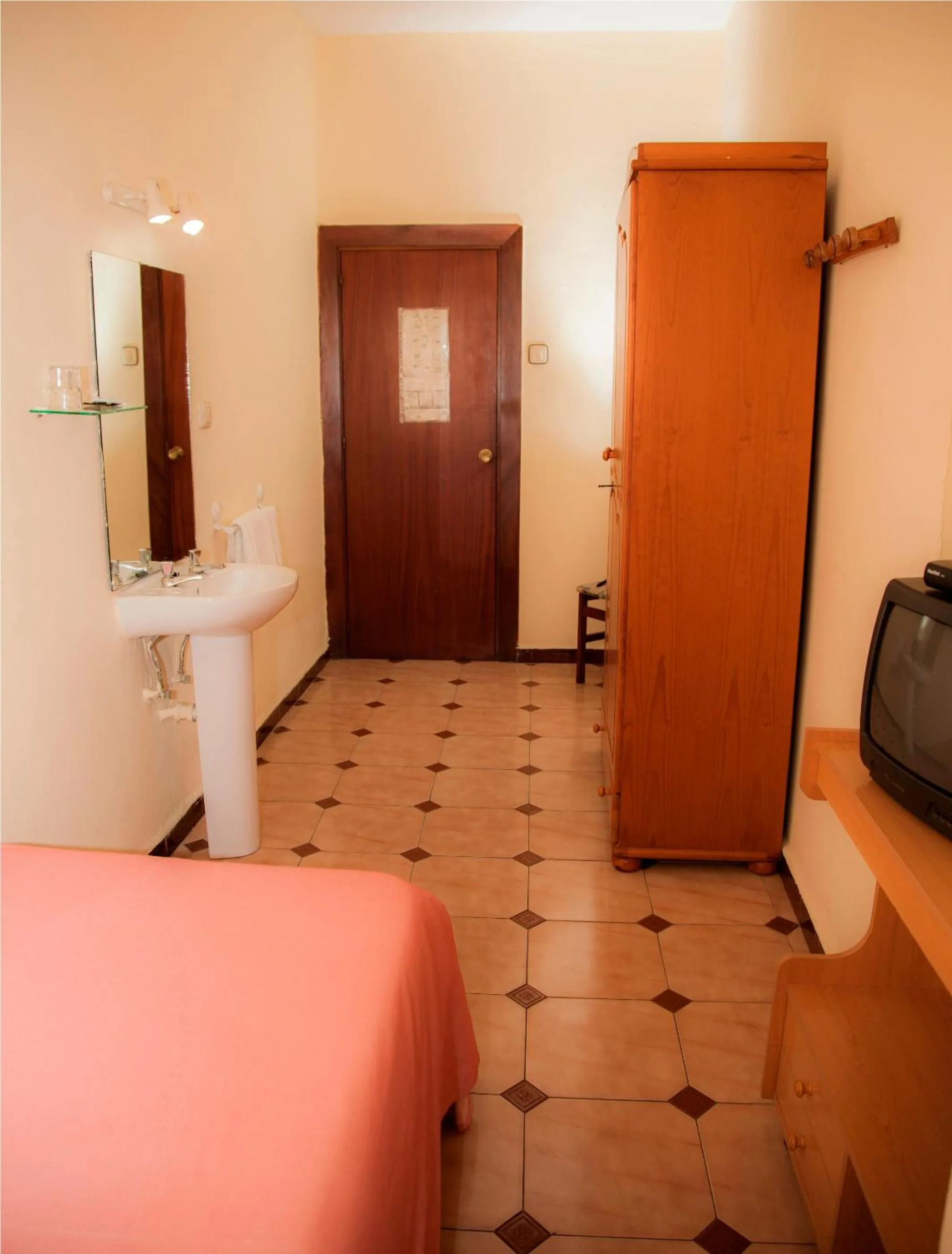 View (from property/room), Bed in Hostal París