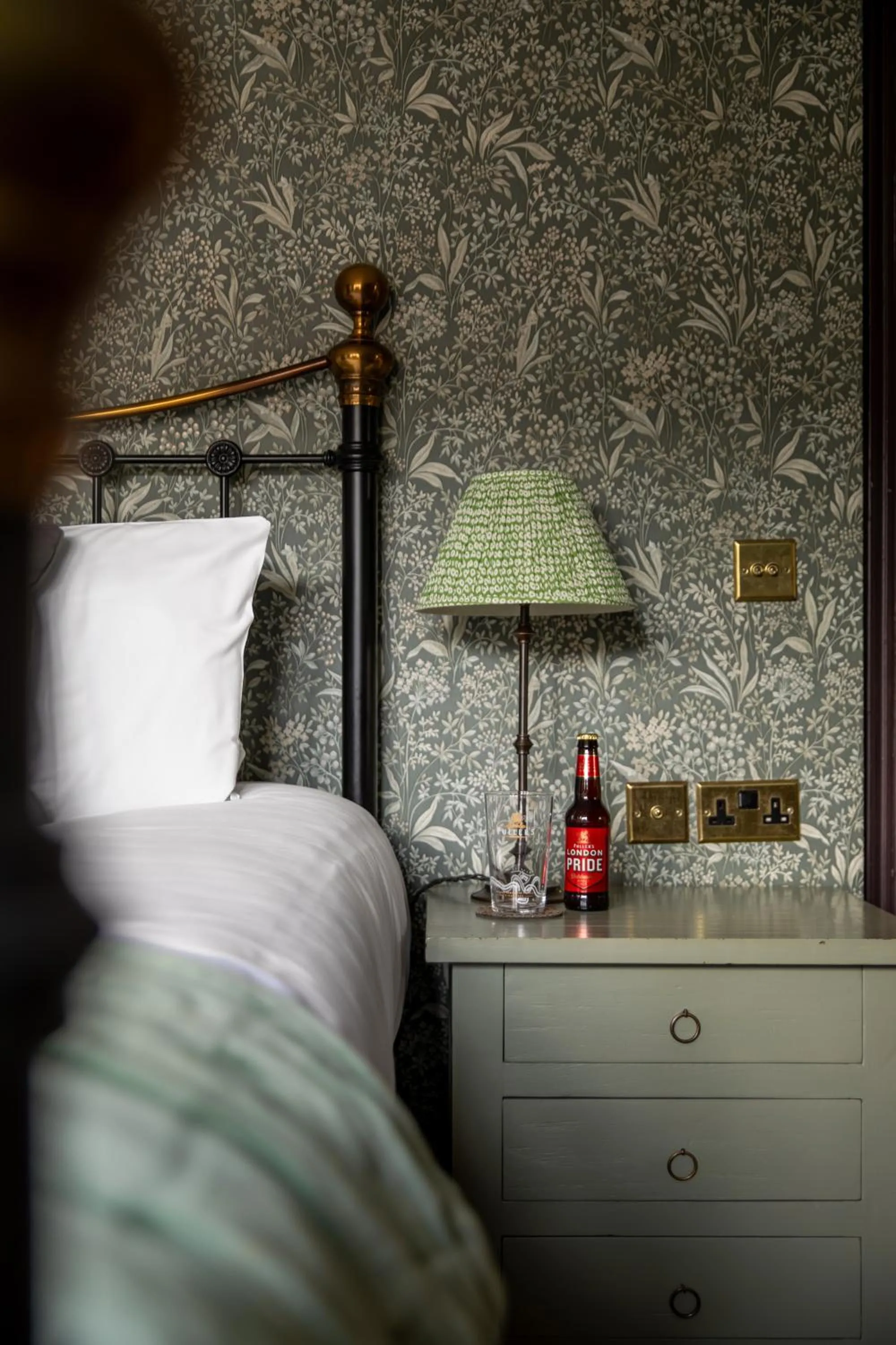 Bedroom, Bed in The Crown Inn