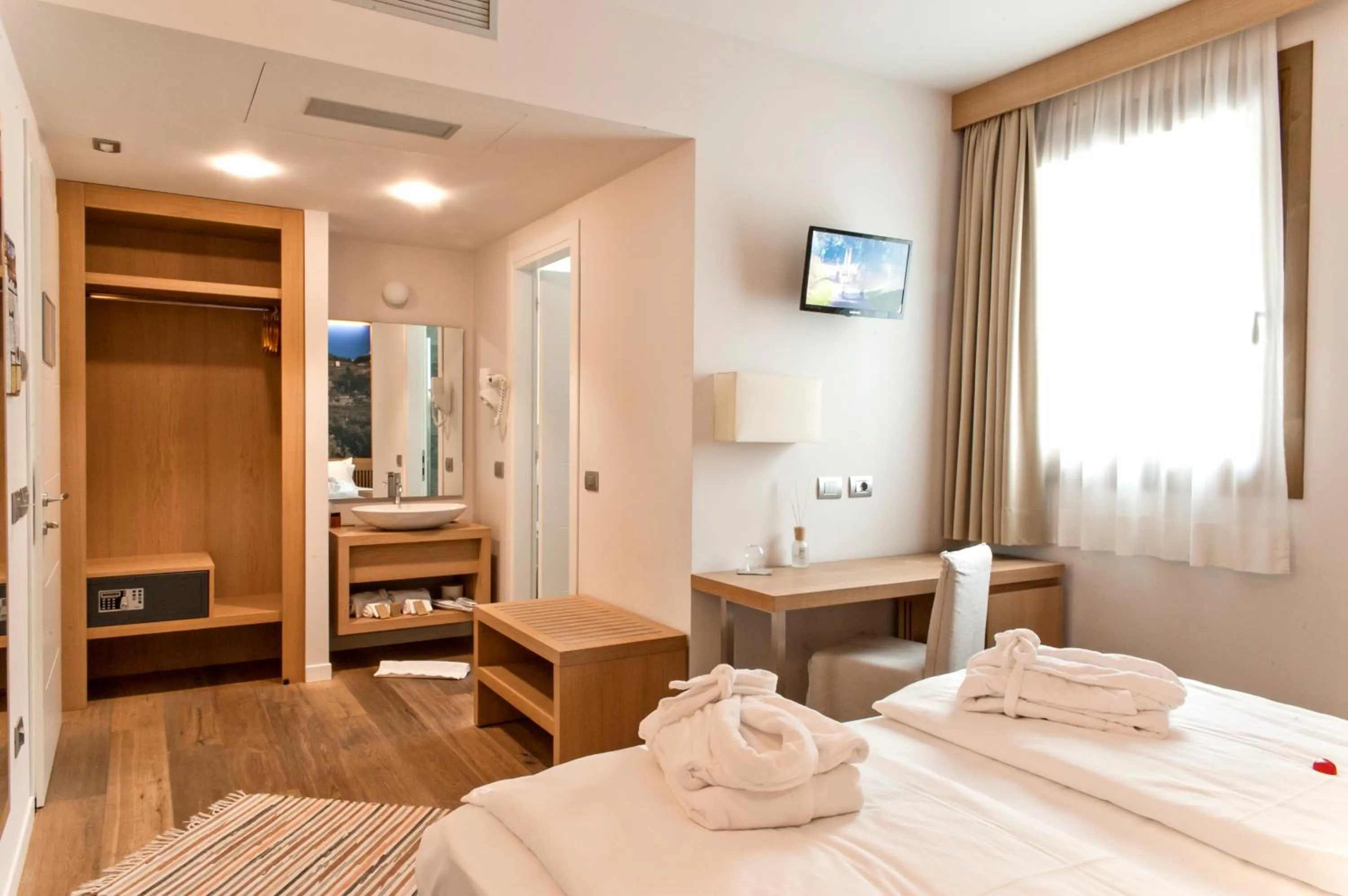 Photo of the whole room, Bed in Wine Hotel Retici Balzi