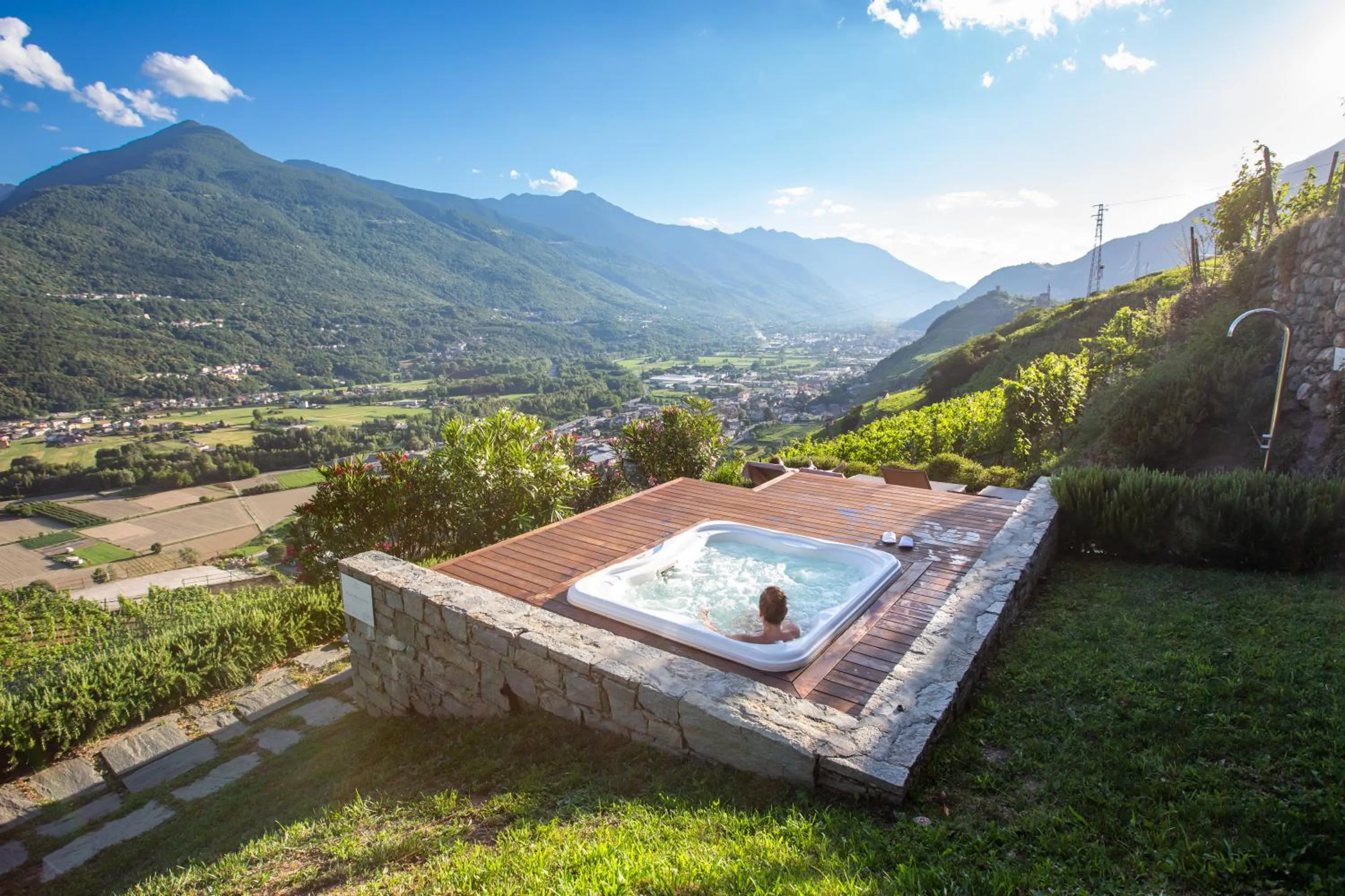 Hot Tub in Wine Hotel Retici Balzi
