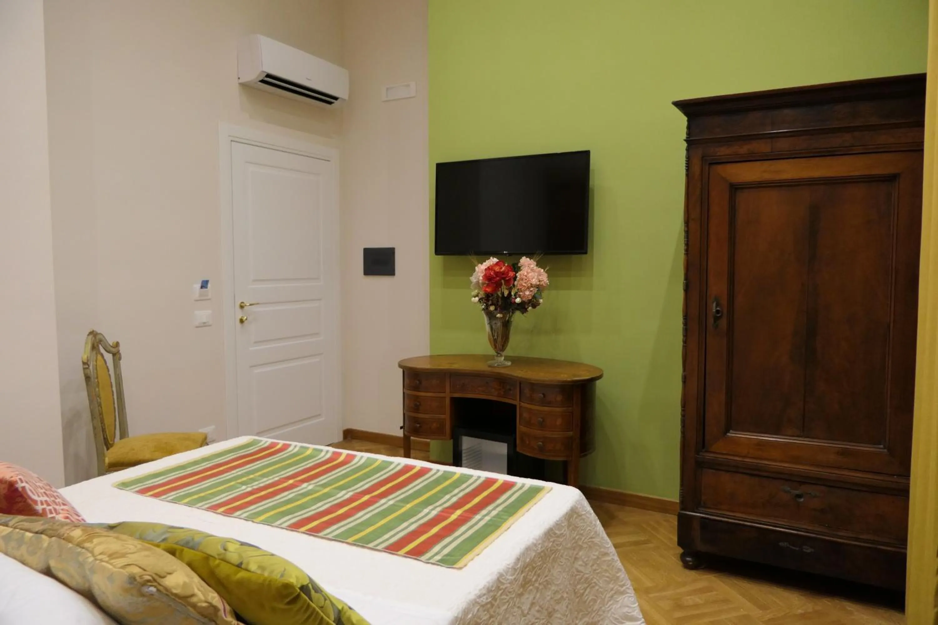 Photo of the whole room, Bed in Spaccanapoli B&B City Soul