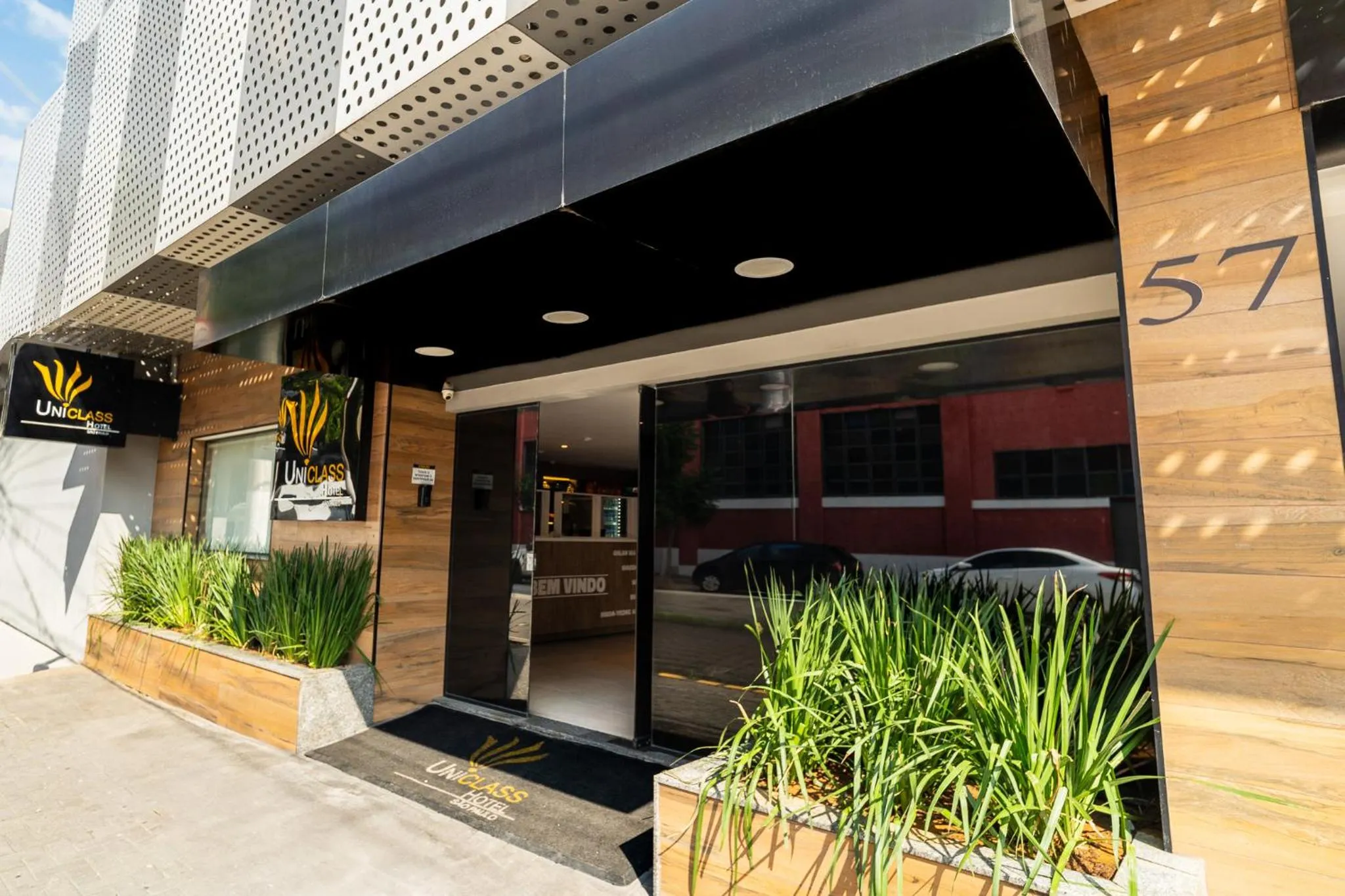 Facade/entrance in Uniclass Hotel Lapa