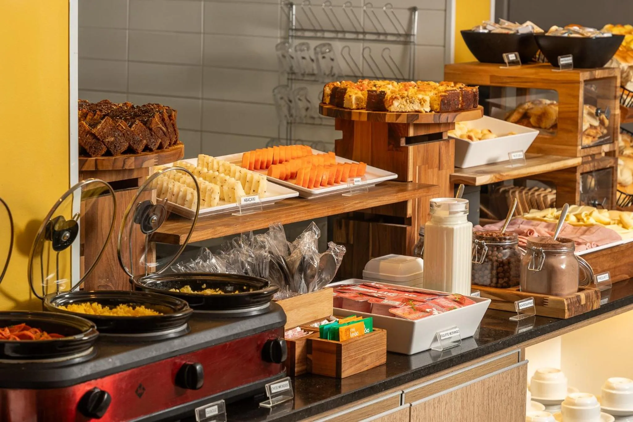 Buffet breakfast in Uniclass Hotel Lapa