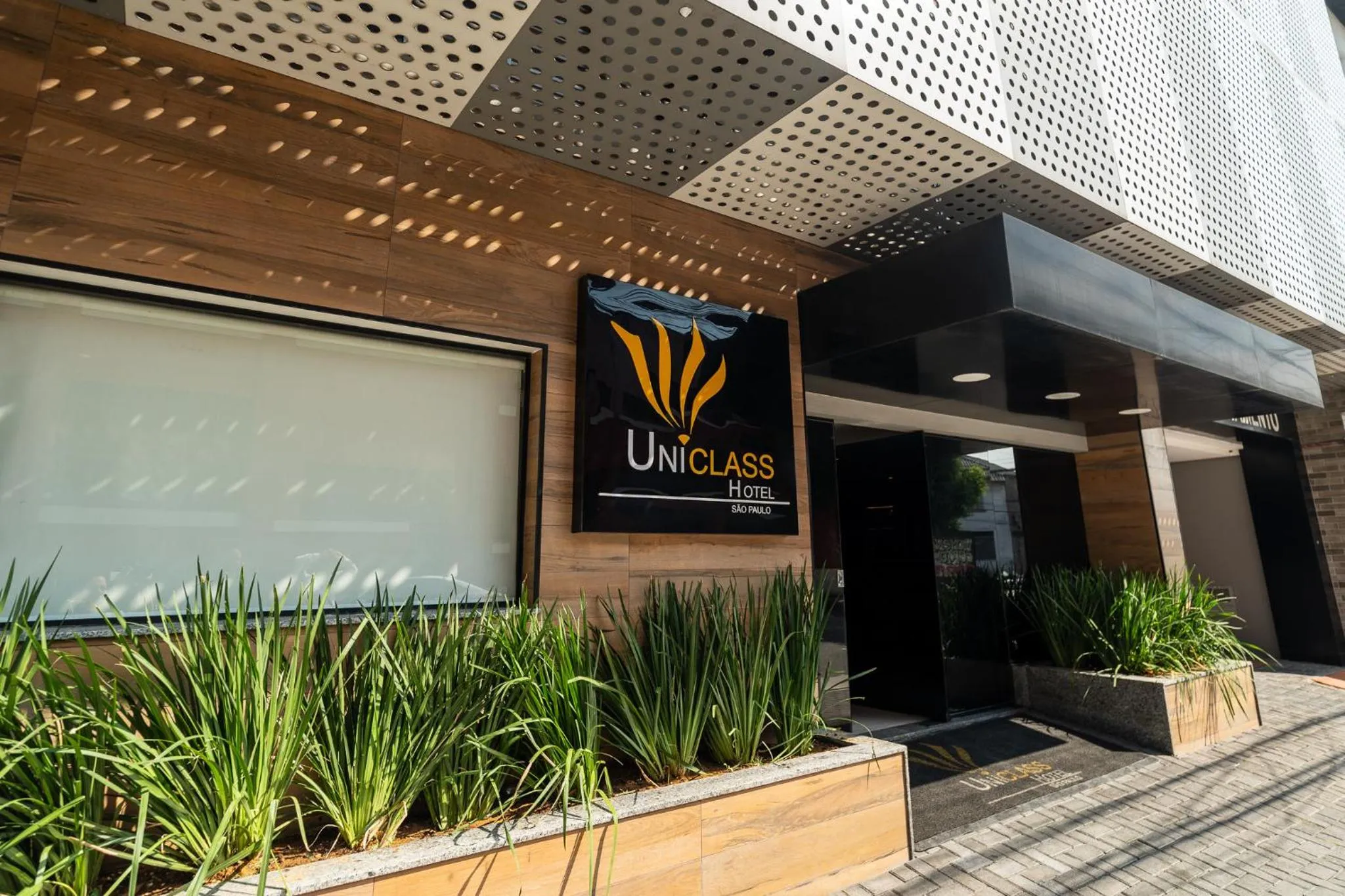 Facade/entrance in Uniclass Hotel Lapa