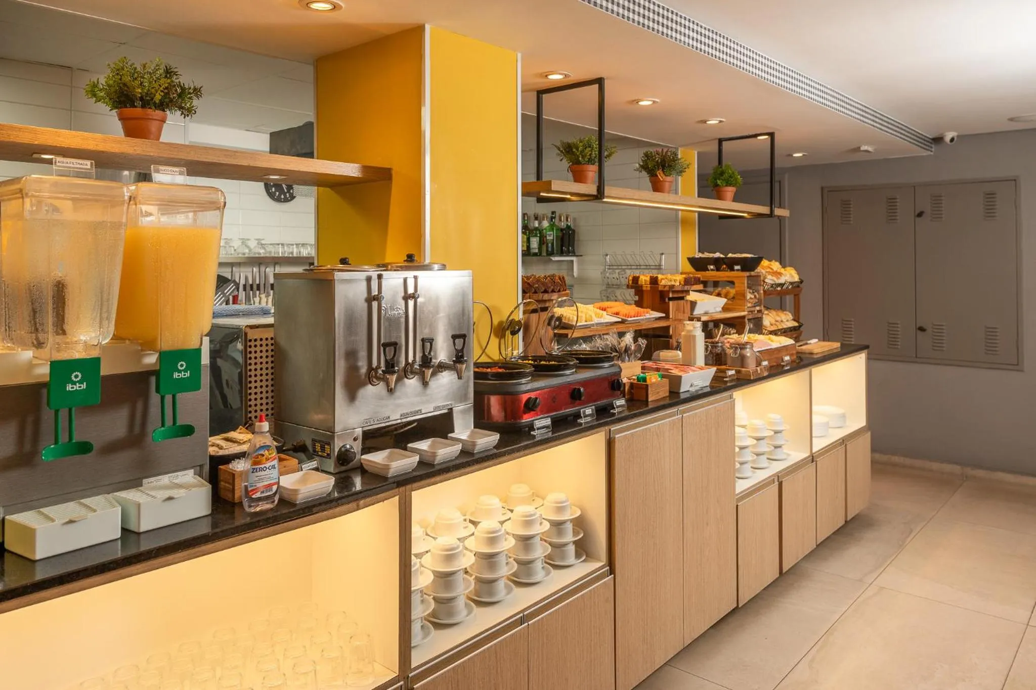 Buffet breakfast in Uniclass Hotel Lapa