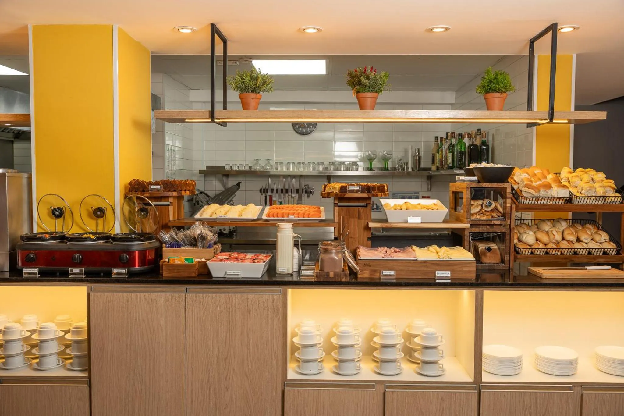 Buffet breakfast in Uniclass Hotel Lapa