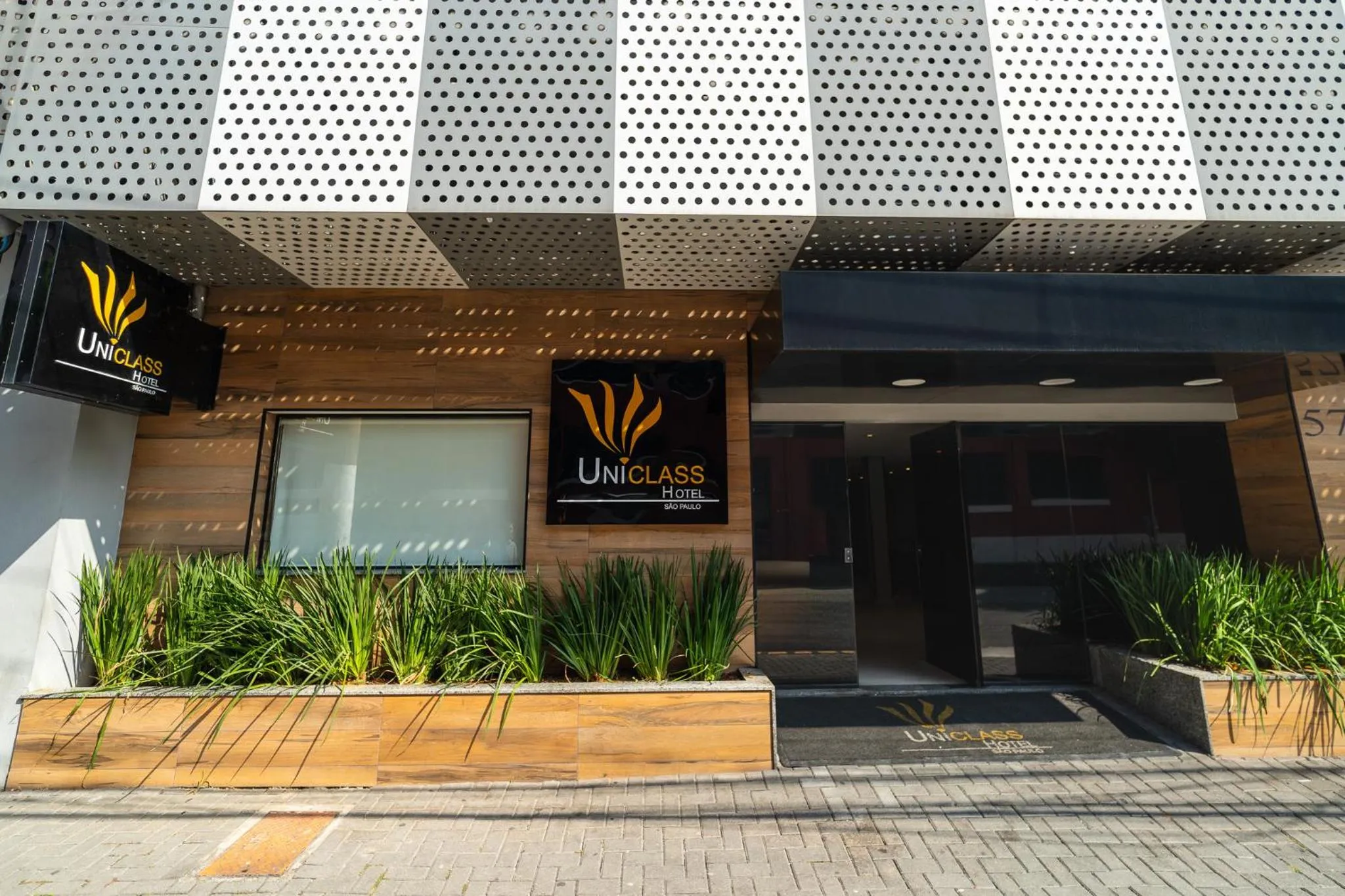 Facade/entrance in Uniclass Hotel Lapa