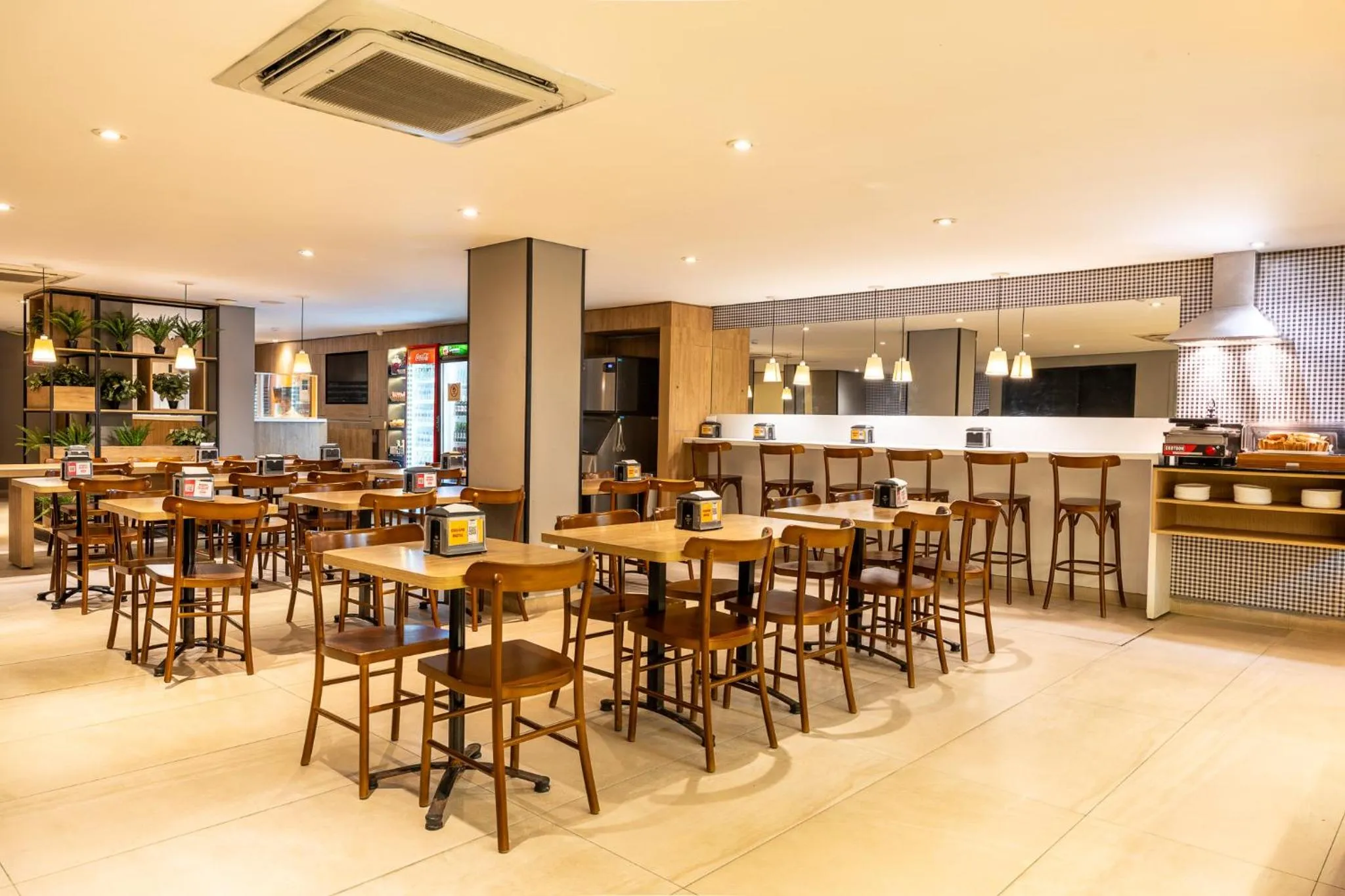 Restaurant/places to eat in Uniclass Hotel Lapa