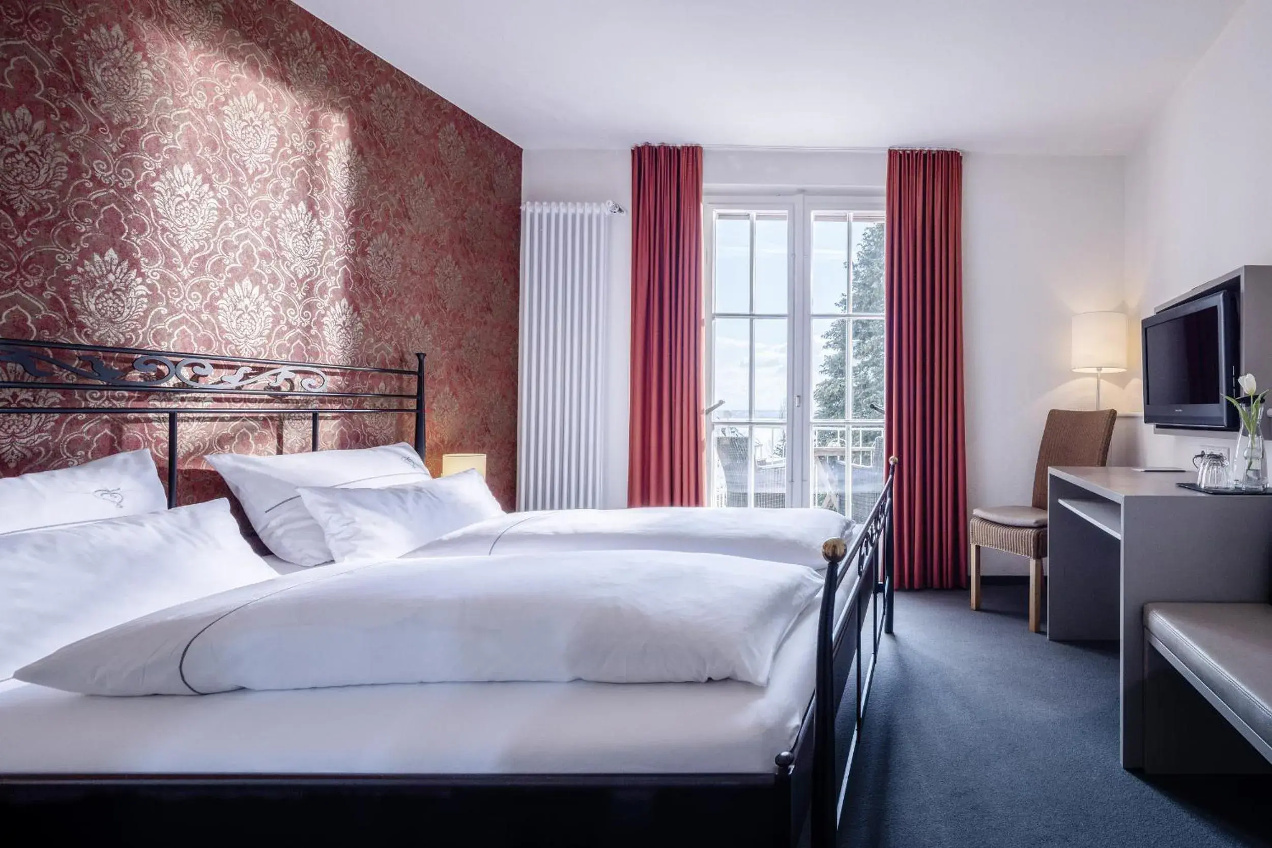 Small Double Room with Balcony and Lake View - single occupancy in Villa Neugarten Small Double Room with Balcony and Lake View - single occupancy in Villa Neugarten