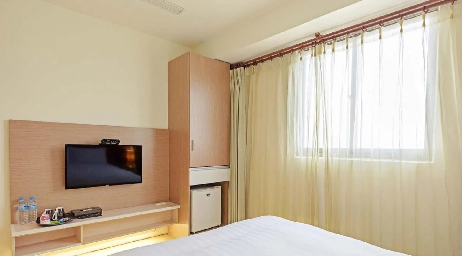 Photo of the whole room, Bed in Huaxin Hotel