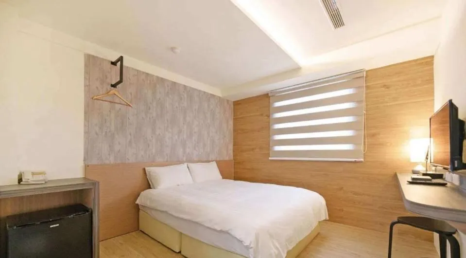 Photo of the whole room, Bed in Huaxin Hotel