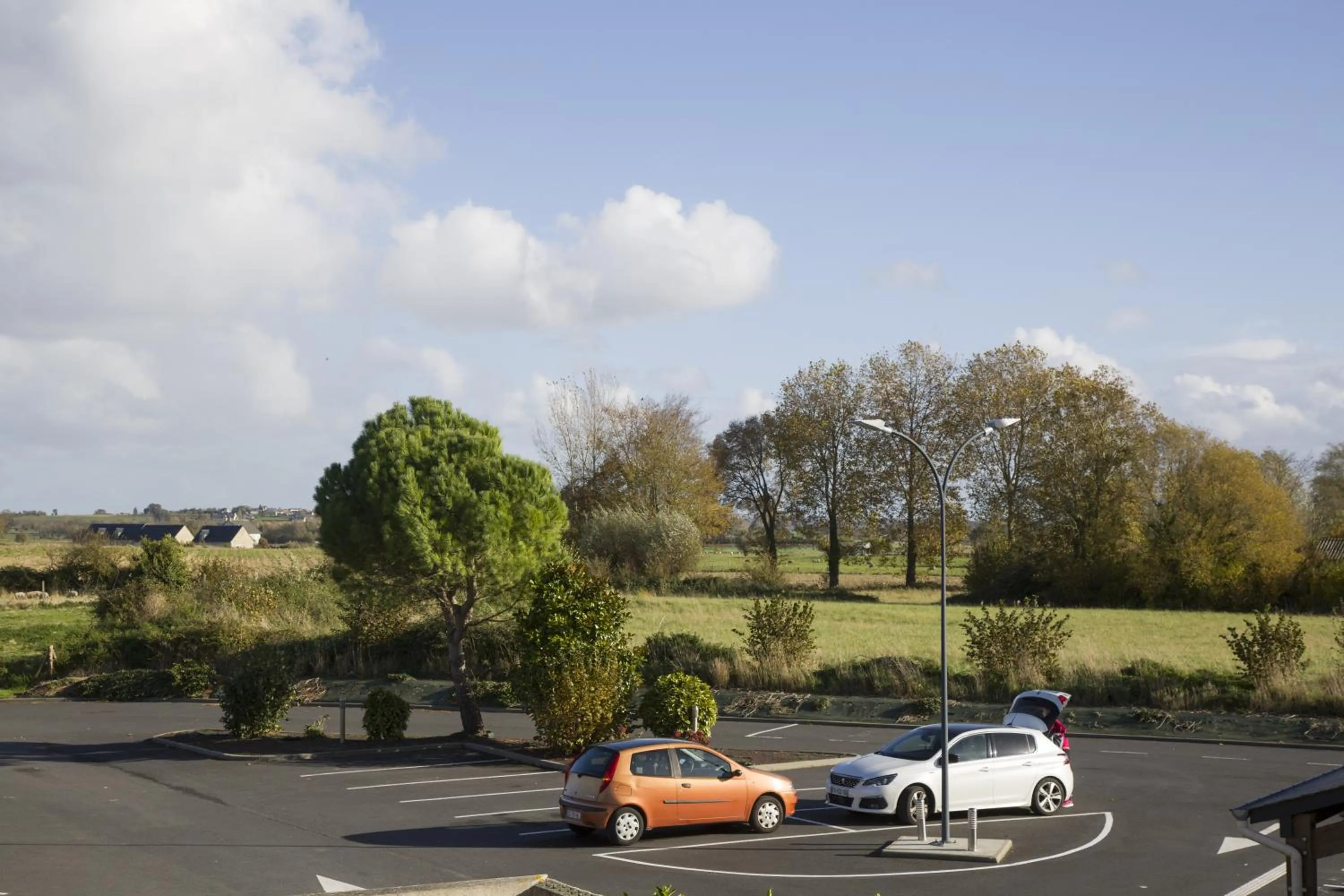 Parking in Auberge de la Baie
