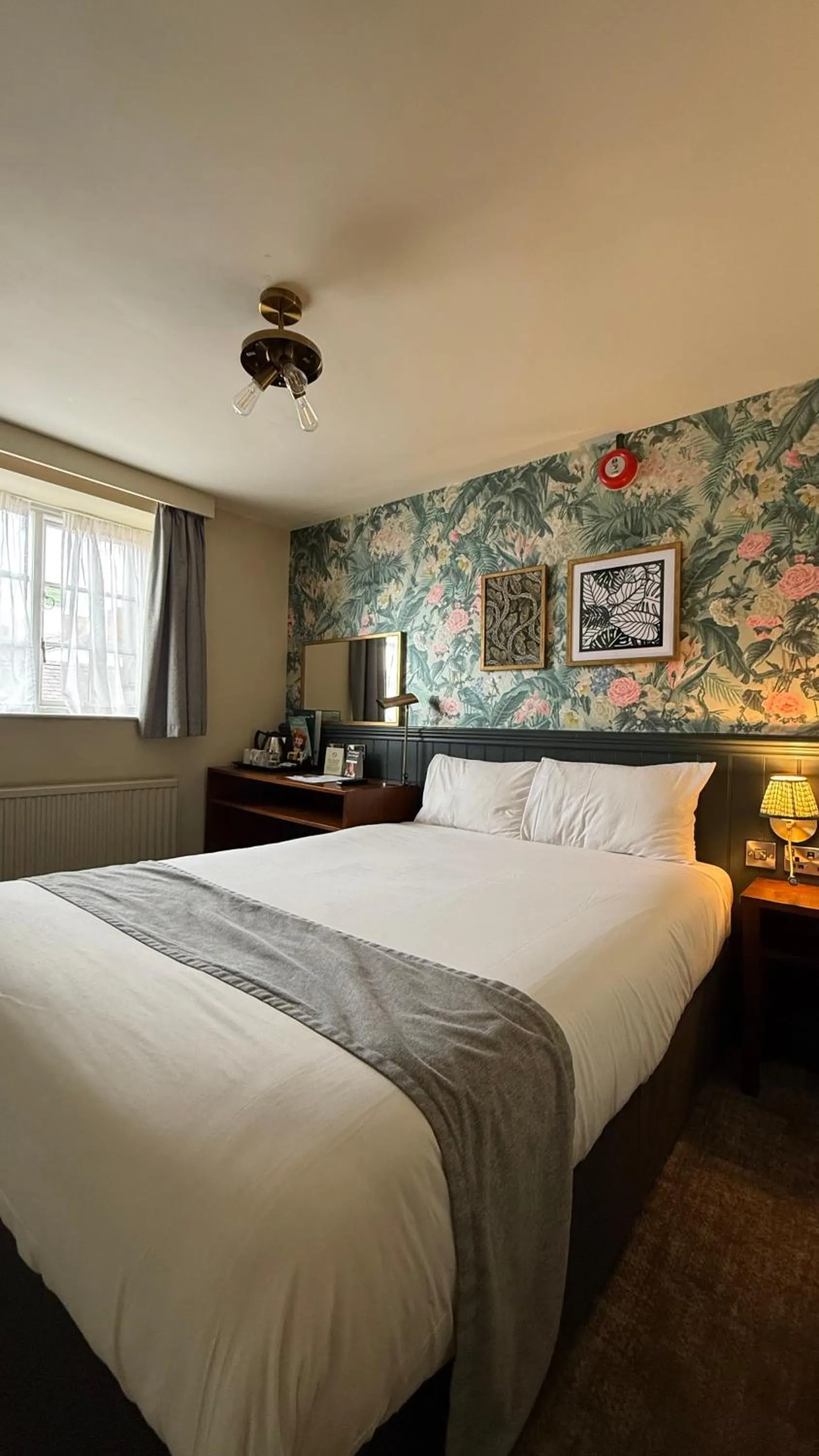 Photo of the whole room, Bed in Narborough Arms