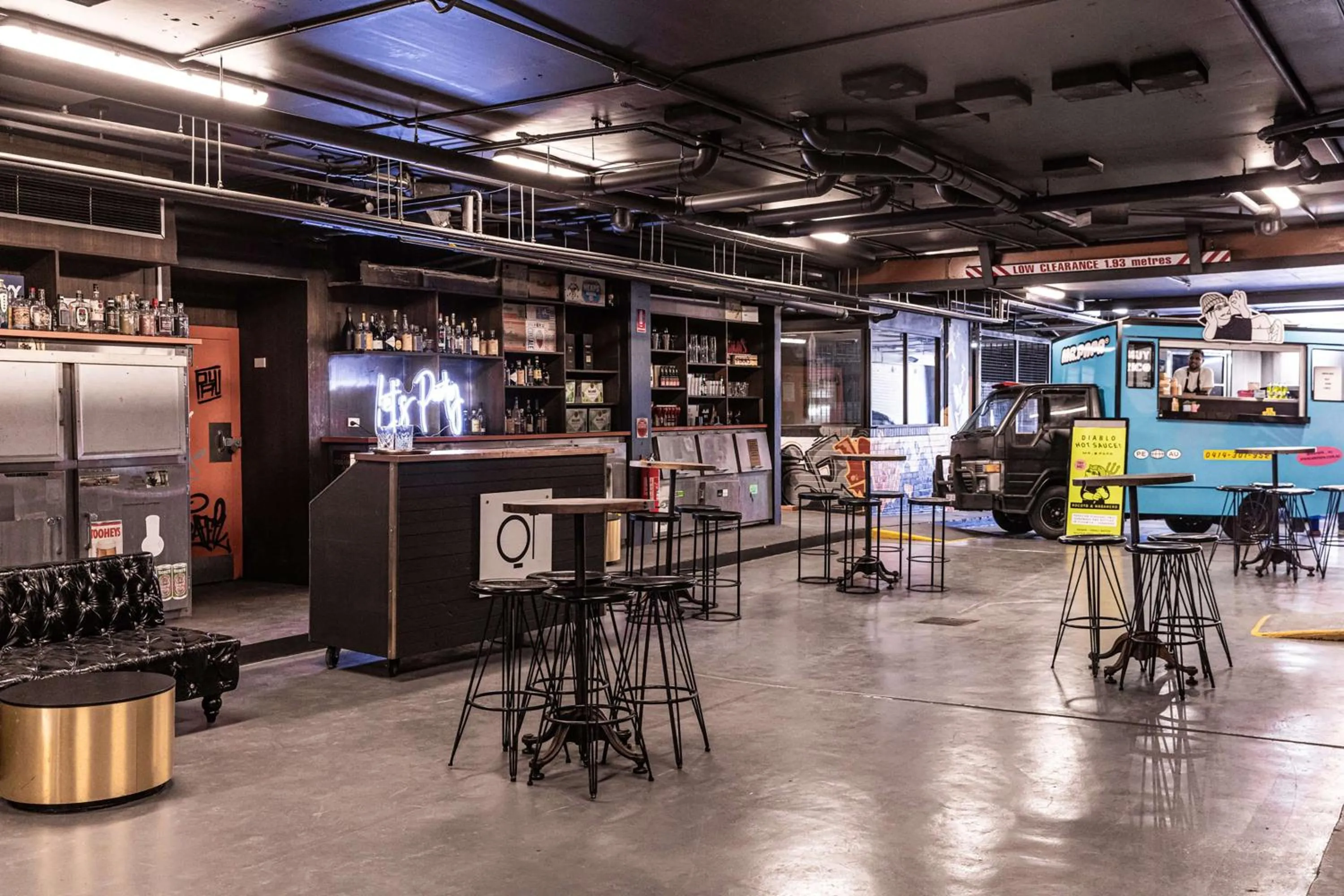 Lounge or bar in QT Canberra