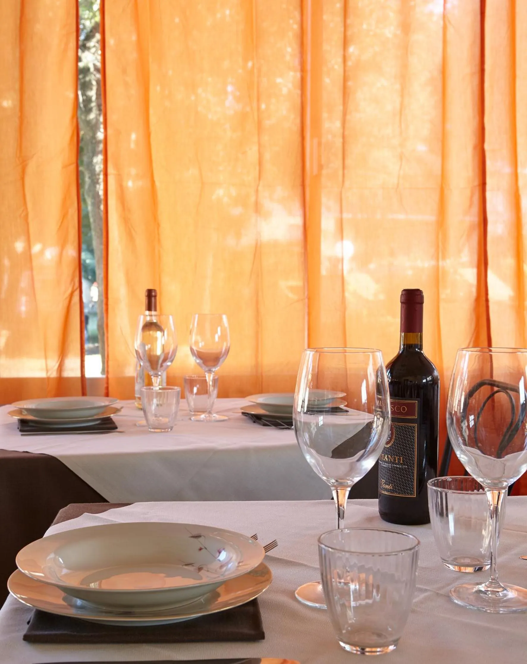 Restaurant/places to eat in Hotel Mirage