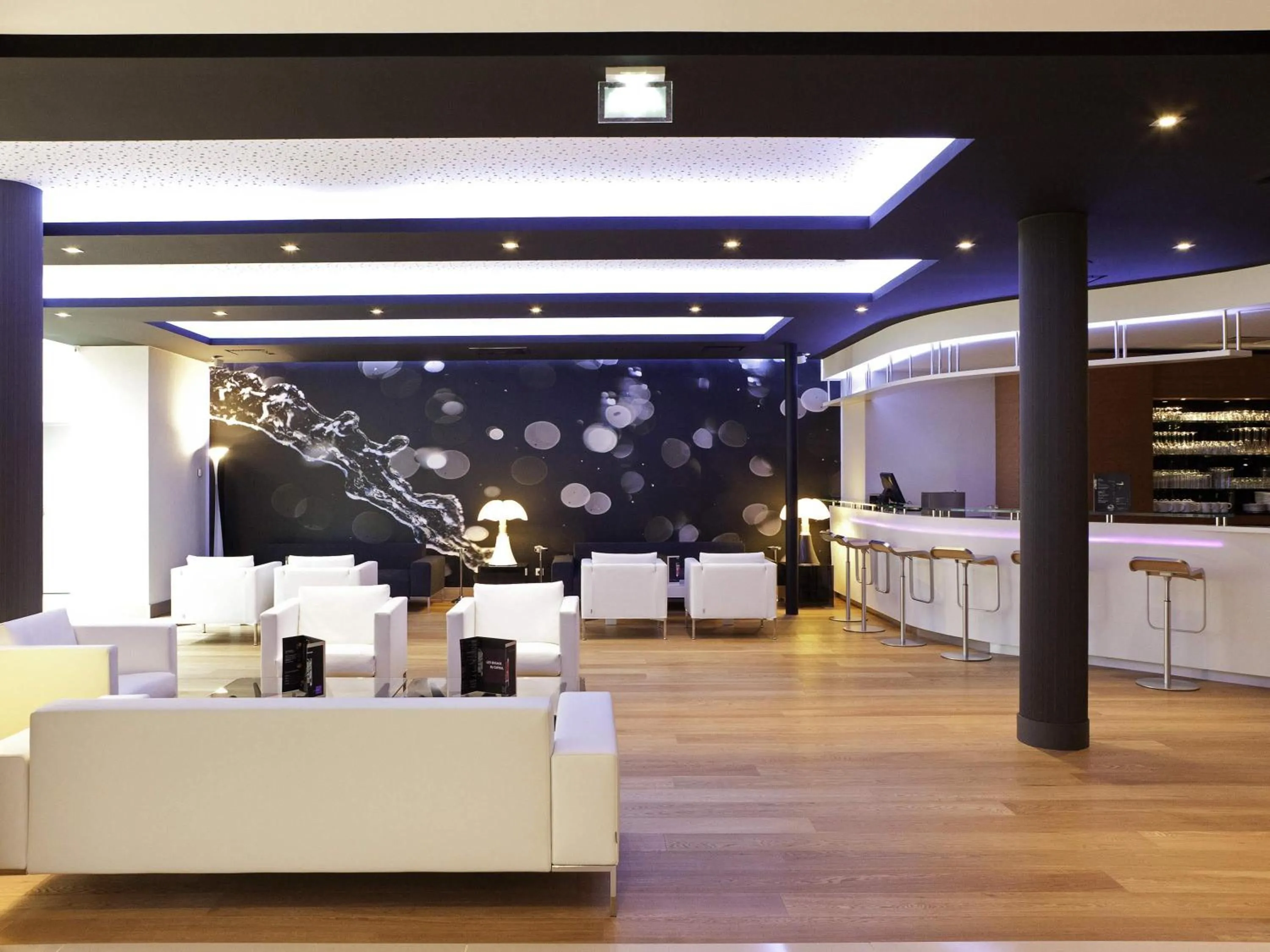Lounge or bar in Novotel Toulouse Centre Wilson