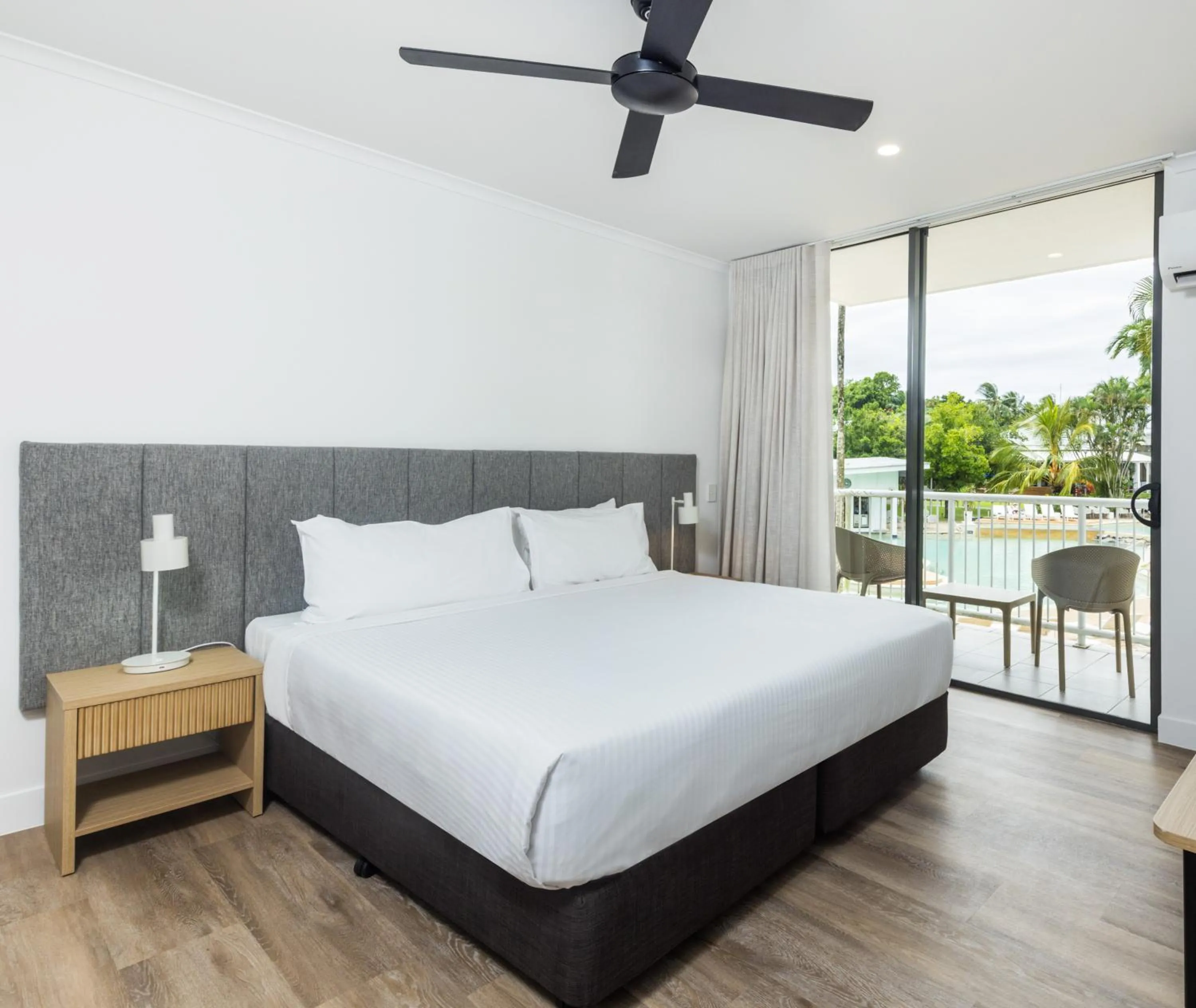 Bedroom, Bed in Oaks Port Douglas Resort