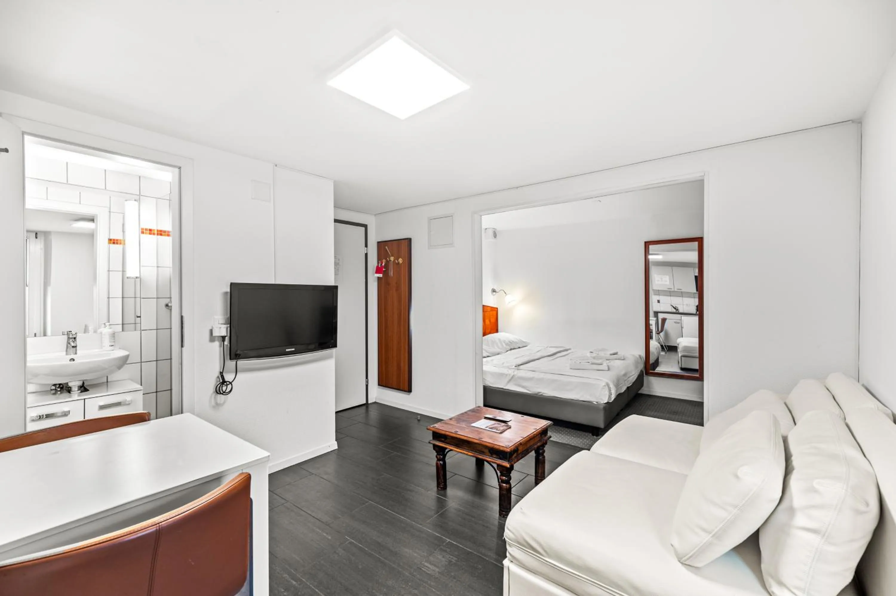 TV and multimedia in Hotel Hine Adon Fribourg