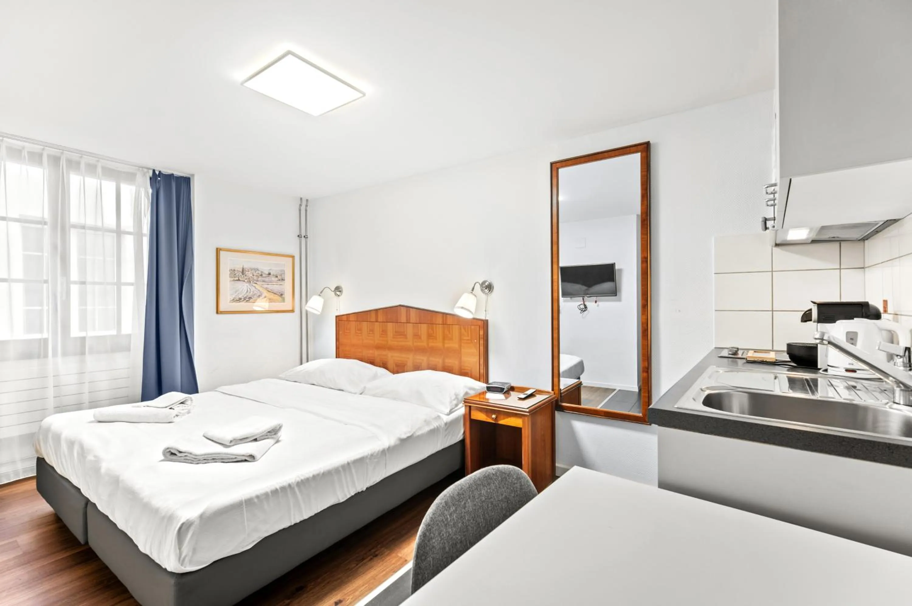 Photo of the whole room in Hotel Hine Adon Fribourg