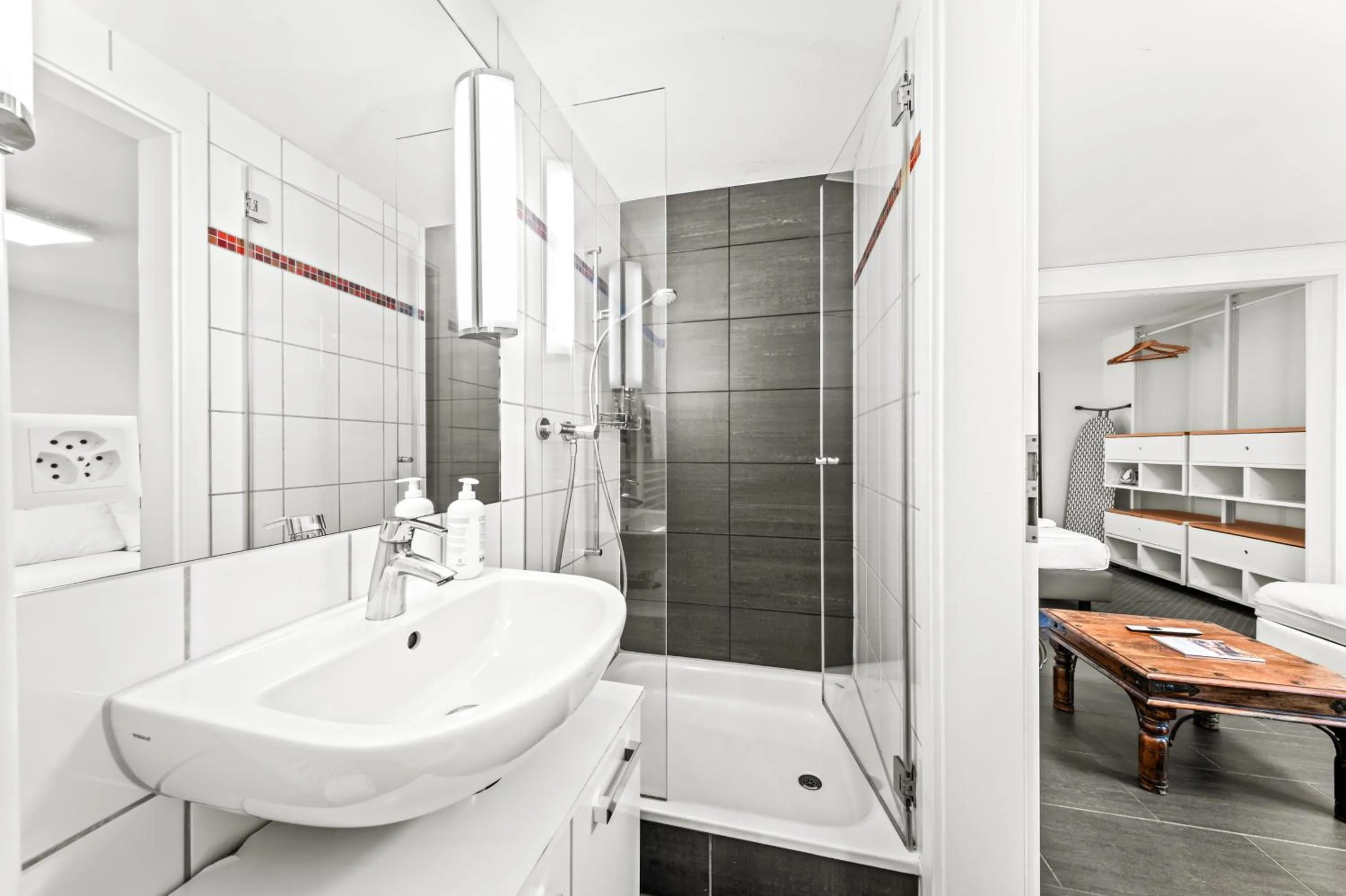 Shower in Hotel Hine Adon Fribourg