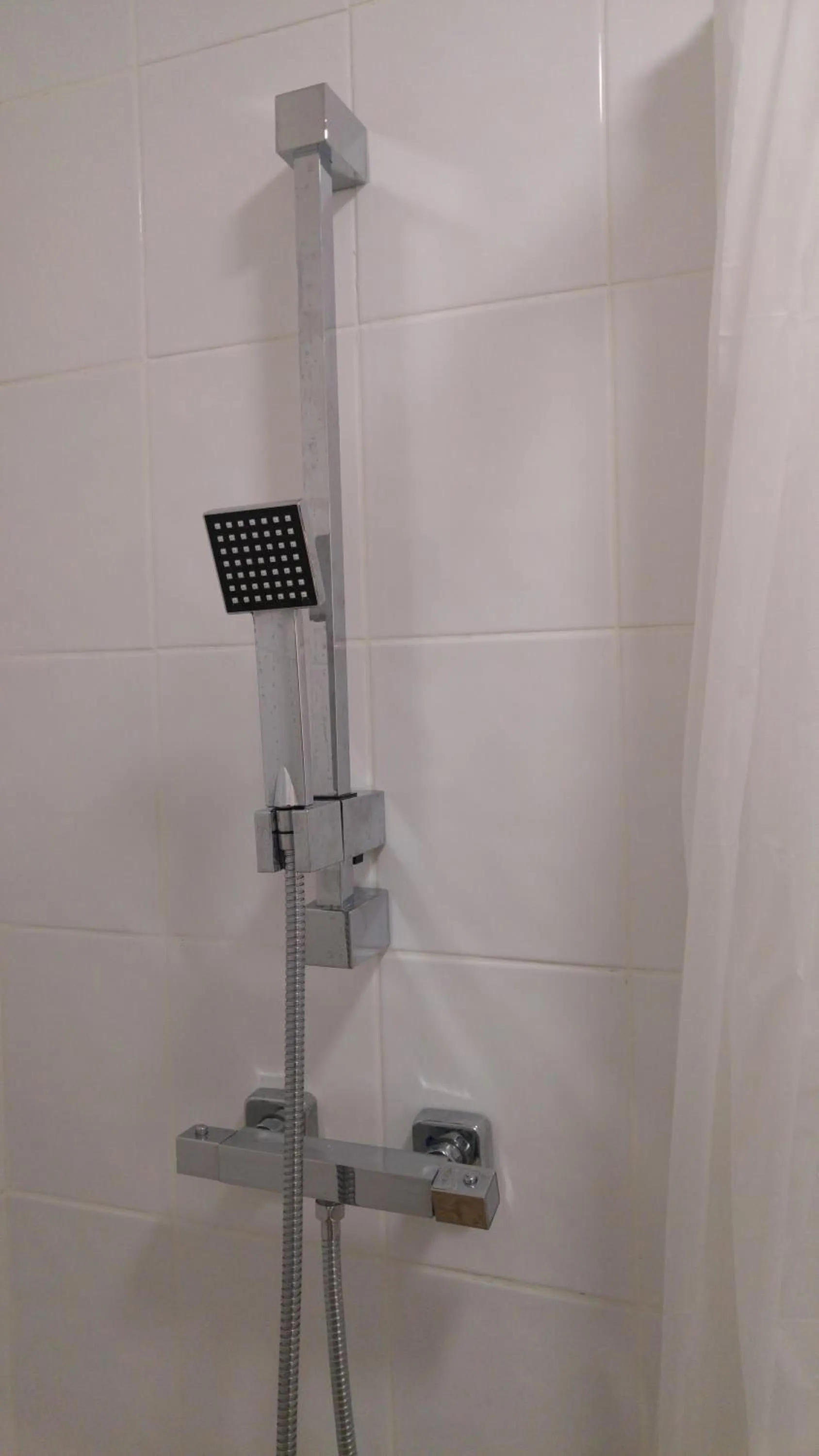 Shower in City View Hotel Stratford