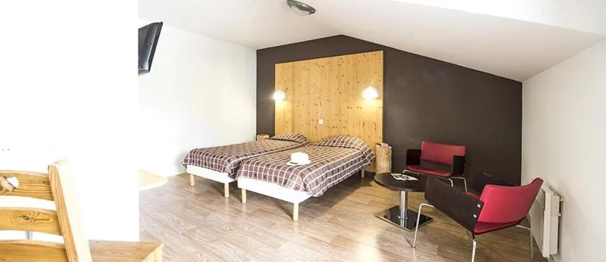 Photo of the whole room, Bed in Village club de Bois d'Amont