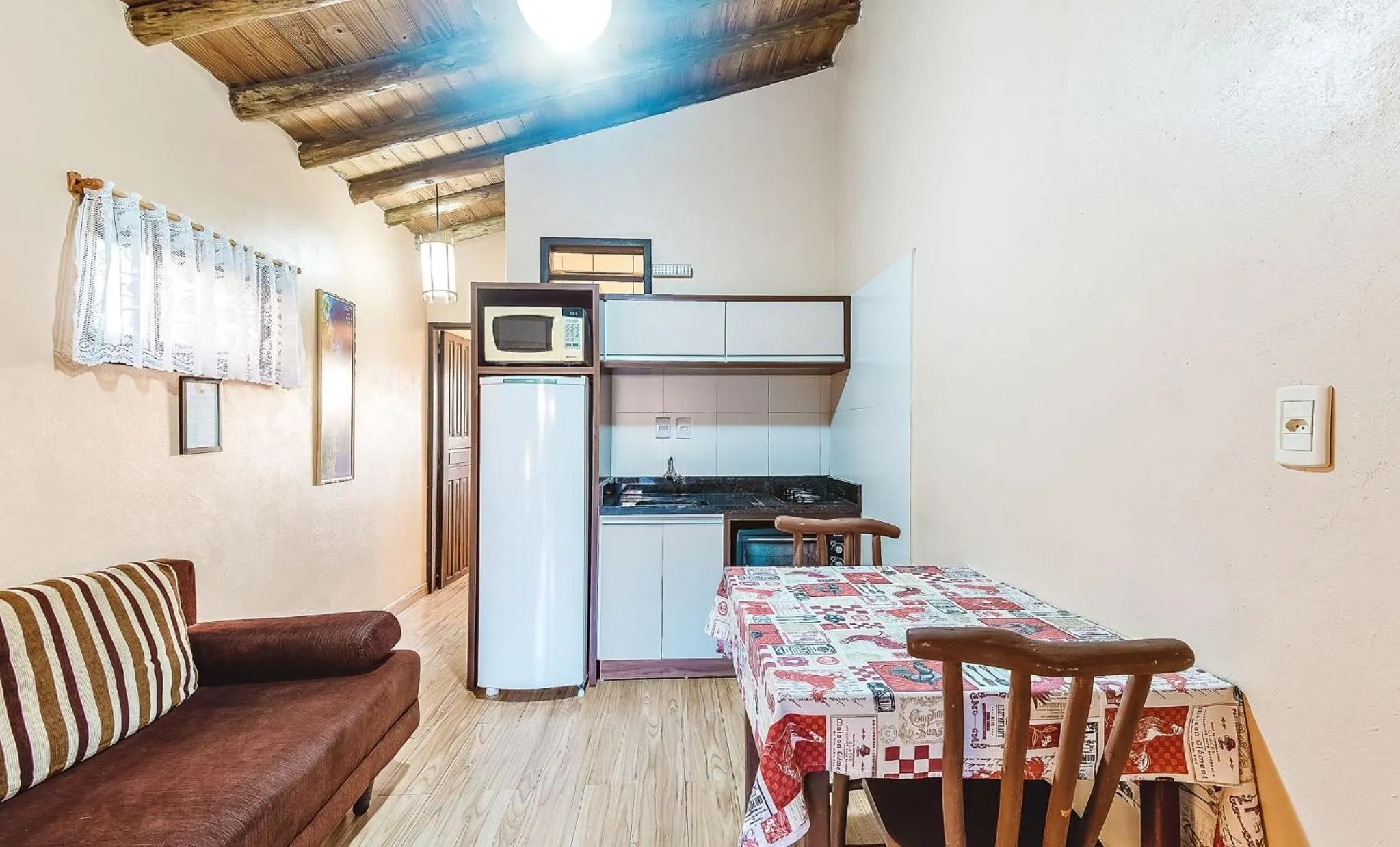 Kitchen or kitchenette in Pousada Bangalôs do Rosa