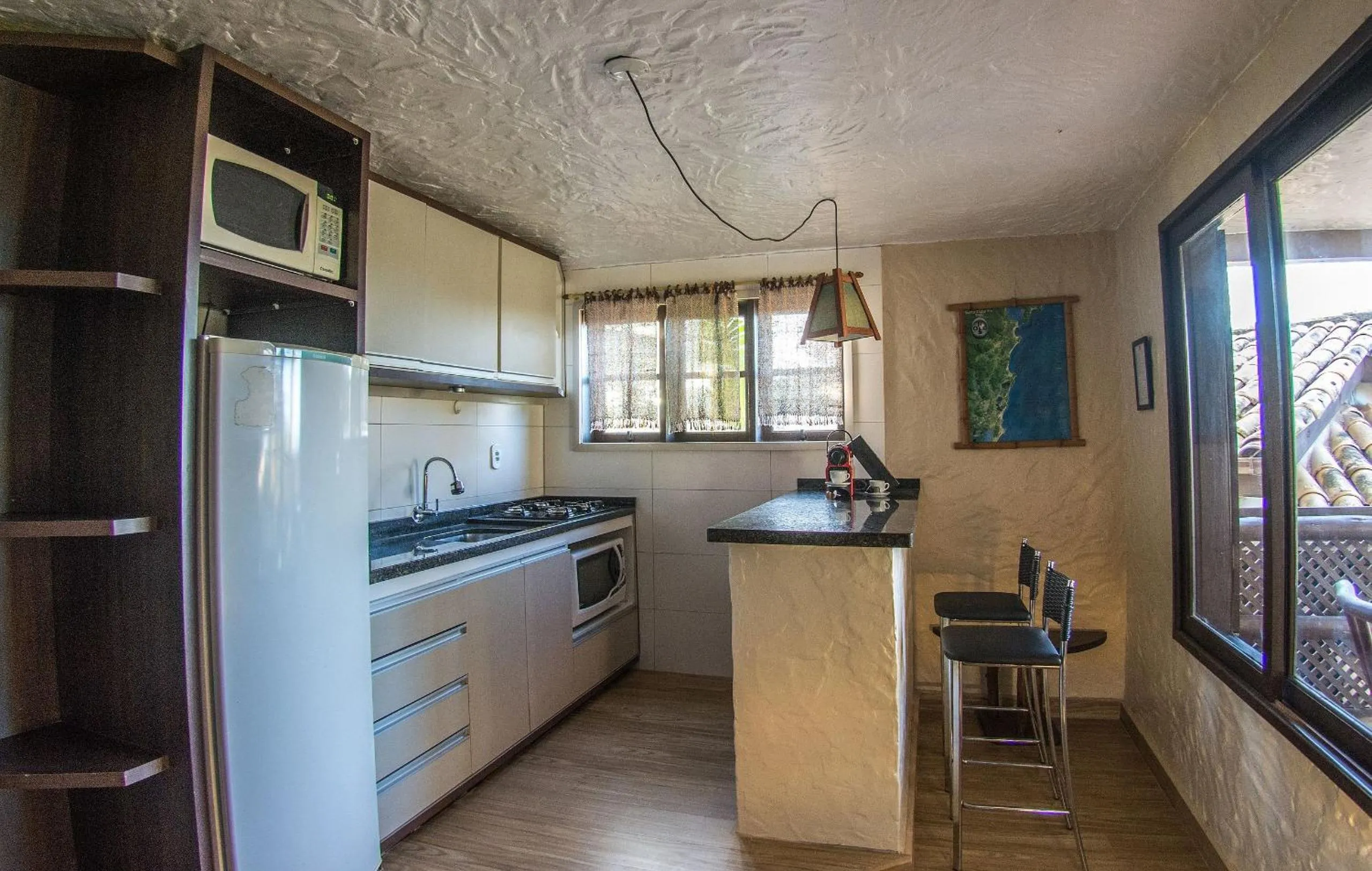 Kitchen or kitchenette in Pousada Bangalôs do Rosa