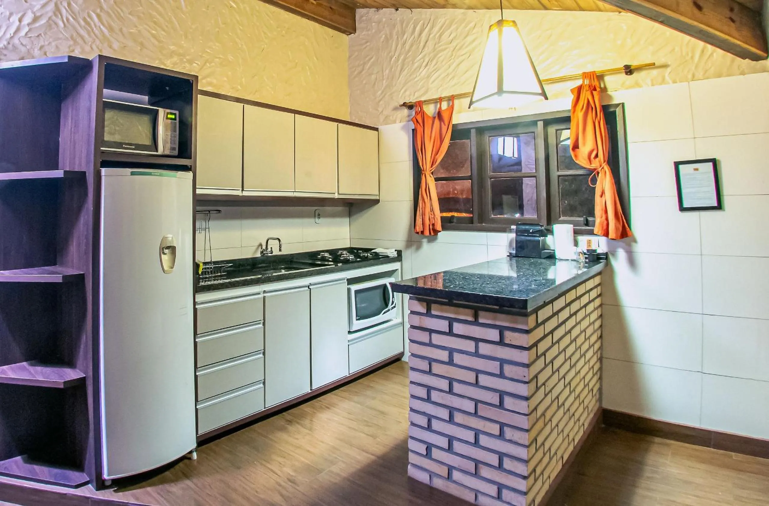 Kitchen or kitchenette in Pousada Bangalôs do Rosa