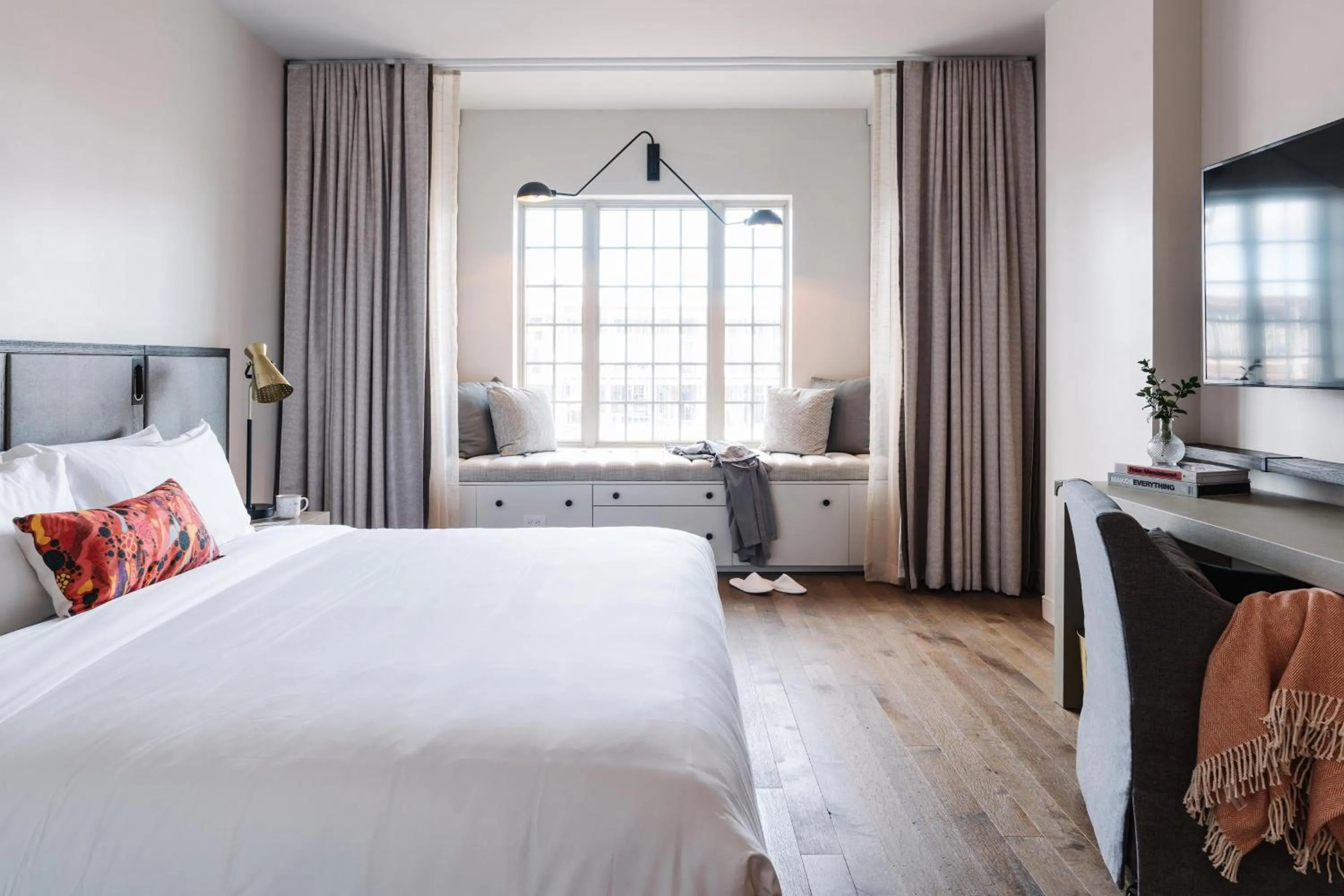 Photo of the whole room, Bed in The Alida, Savannah, a Tribute Portfolio Hotel