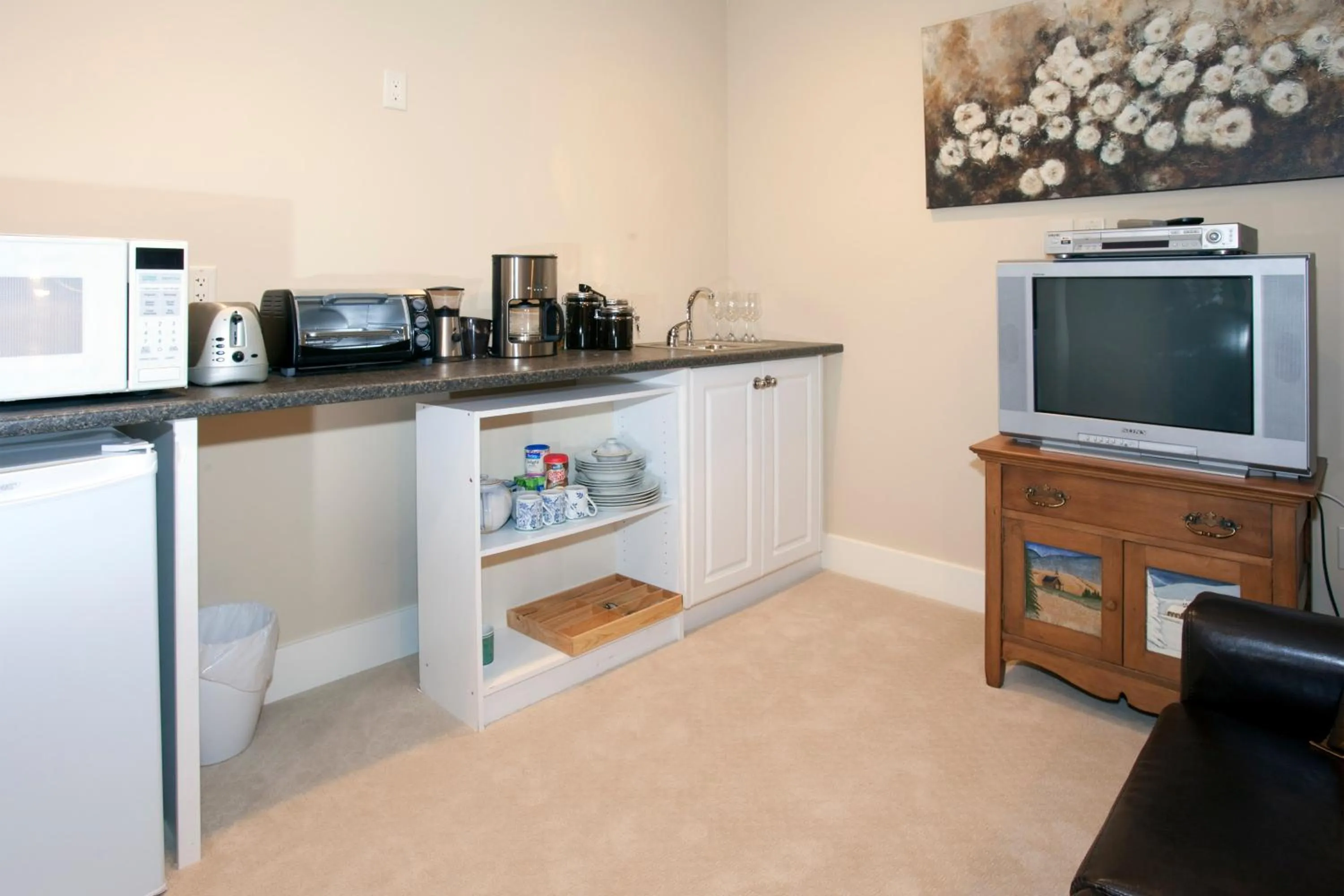 Communal lounge/ TV room in OKeefes Landing Bed & Breakfast