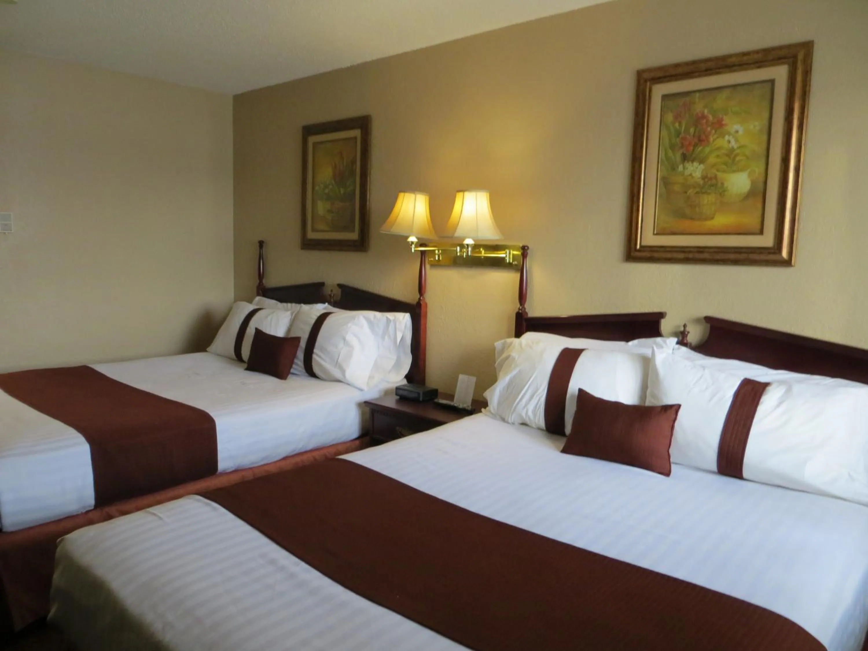 Bed in Howard Johnson by Wyndham Red Deer