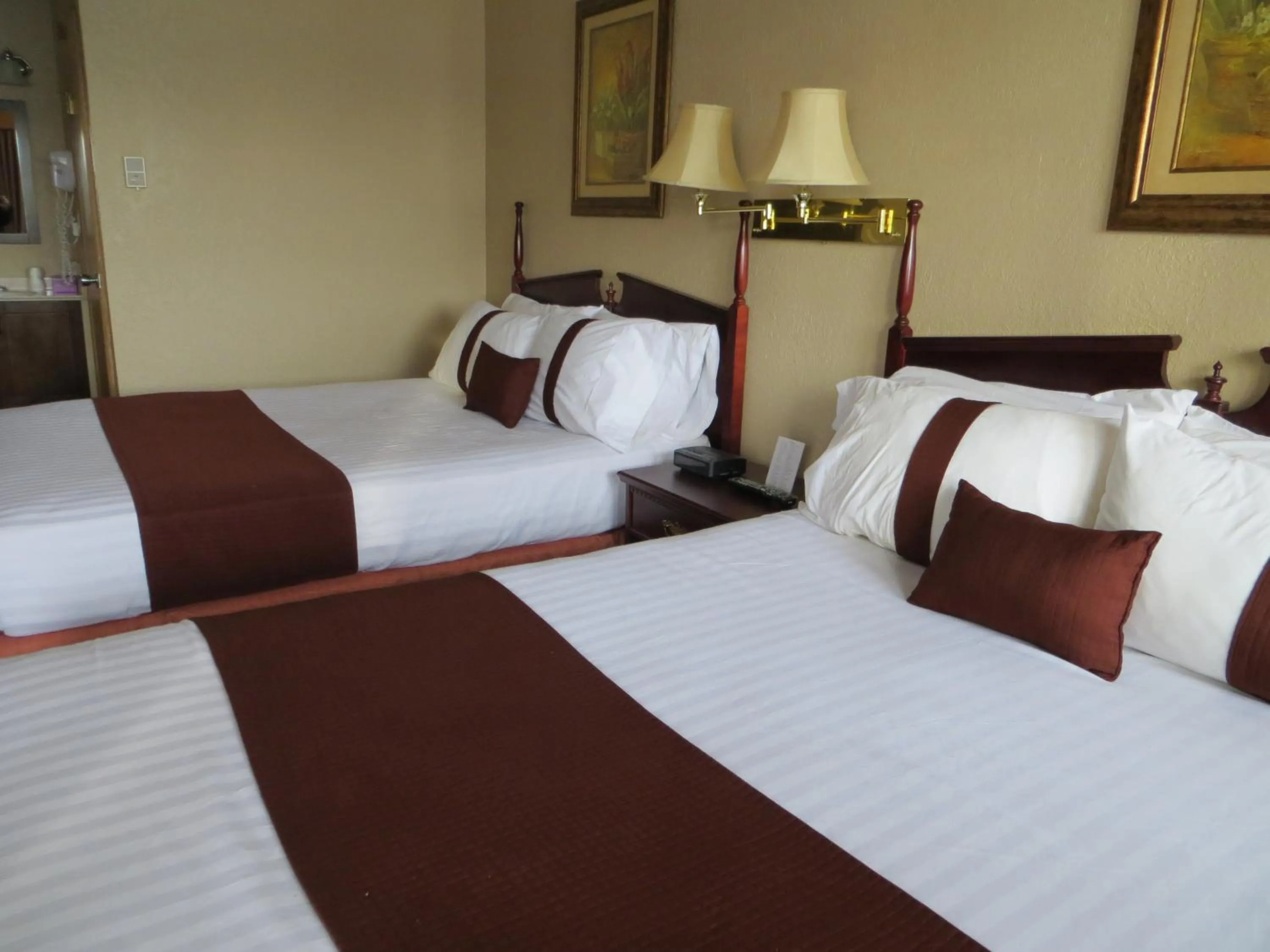 Bed in Howard Johnson by Wyndham Red Deer