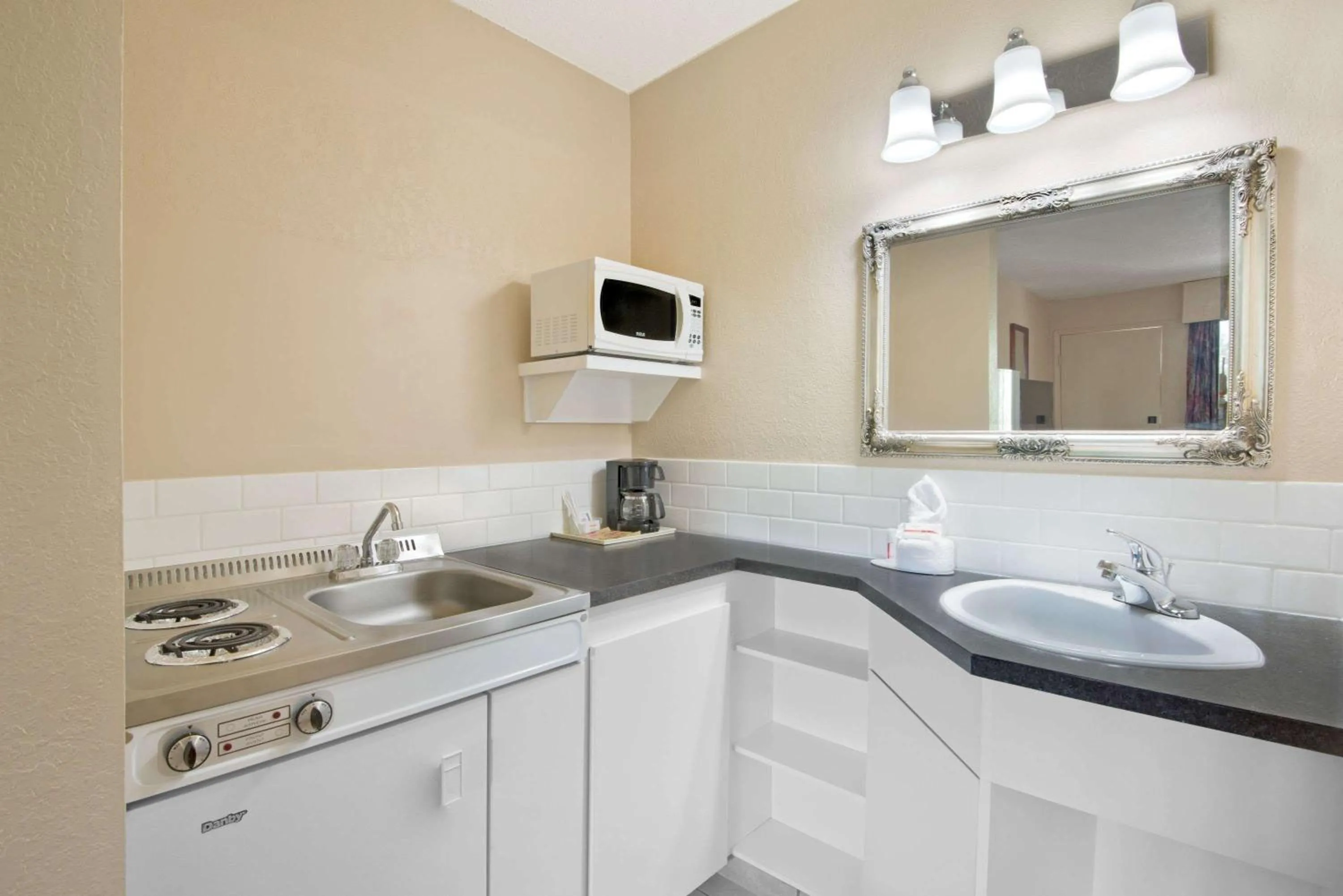 Kitchen or kitchenette in Howard Johnson by Wyndham Red Deer