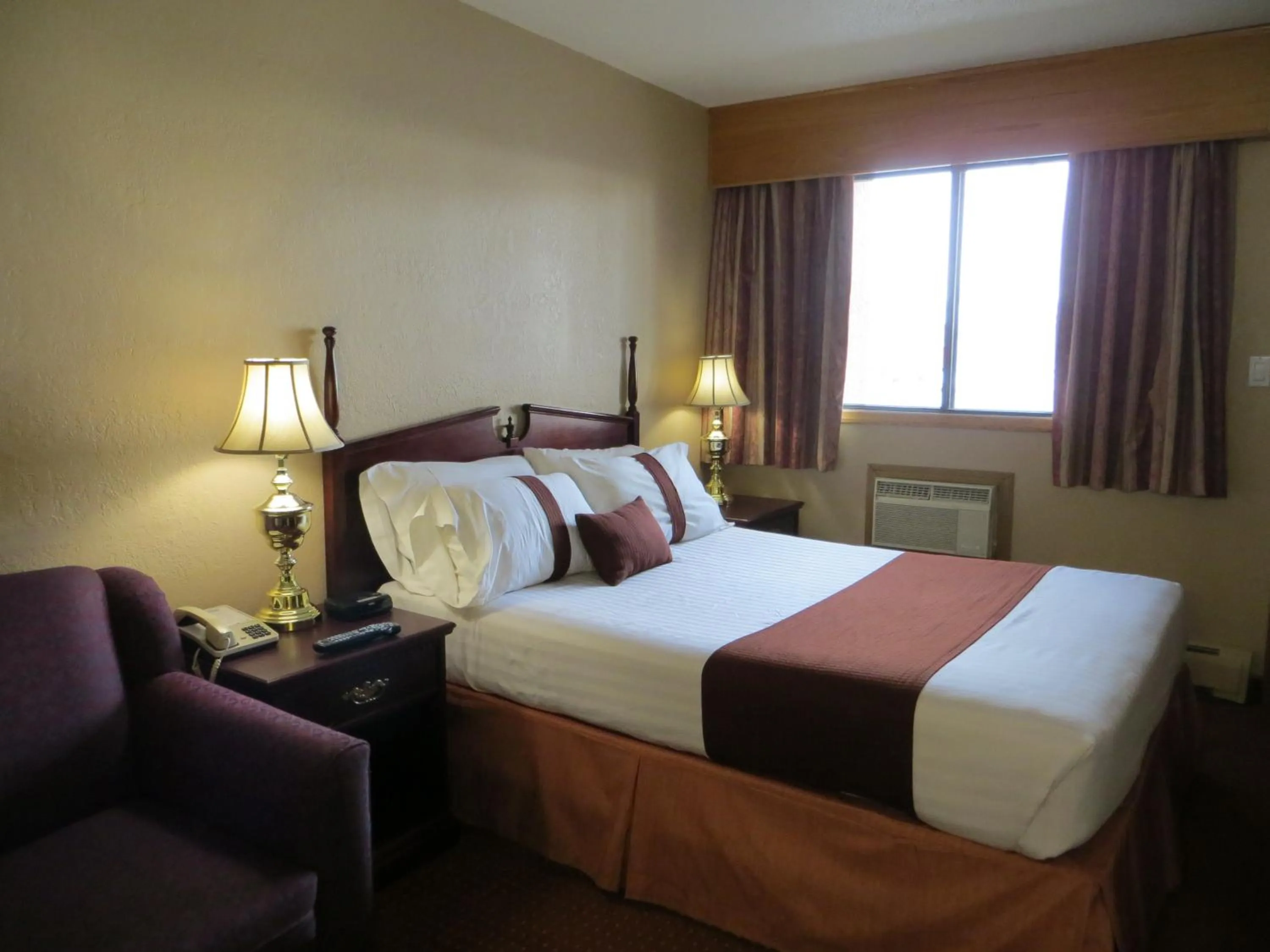 Bed in Howard Johnson by Wyndham Red Deer